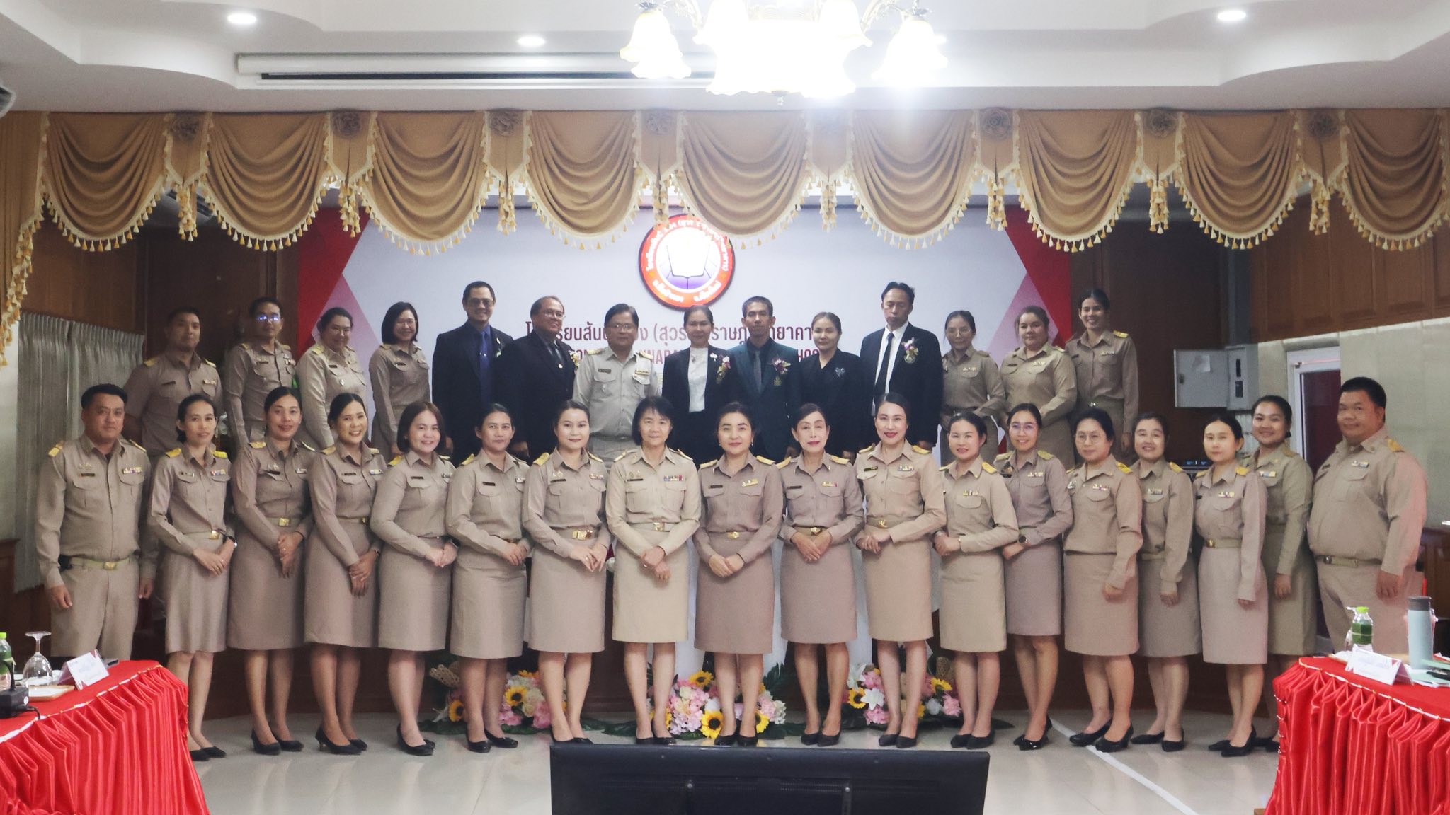 ดร.ธนพินท์ พวงทอง รอง ผอ.สพป.เชียงใหม่ เขต 4 พร้อมด้วย ดร.ปรียาดา ทะพิงค์แก ศึกษานิเทศก์ชำนาญการพิเศษ ร่วมให้การต้อนรับ คณะกรรมการประเมิน เพื่อตรวจสอบคุณภาพการบริหารจัดการศึกษา การจัดการเรียนรู้ และการพัฒนาผู้เรียนให้เป็นไปตามเกณฑ์มาตรฐานสากล