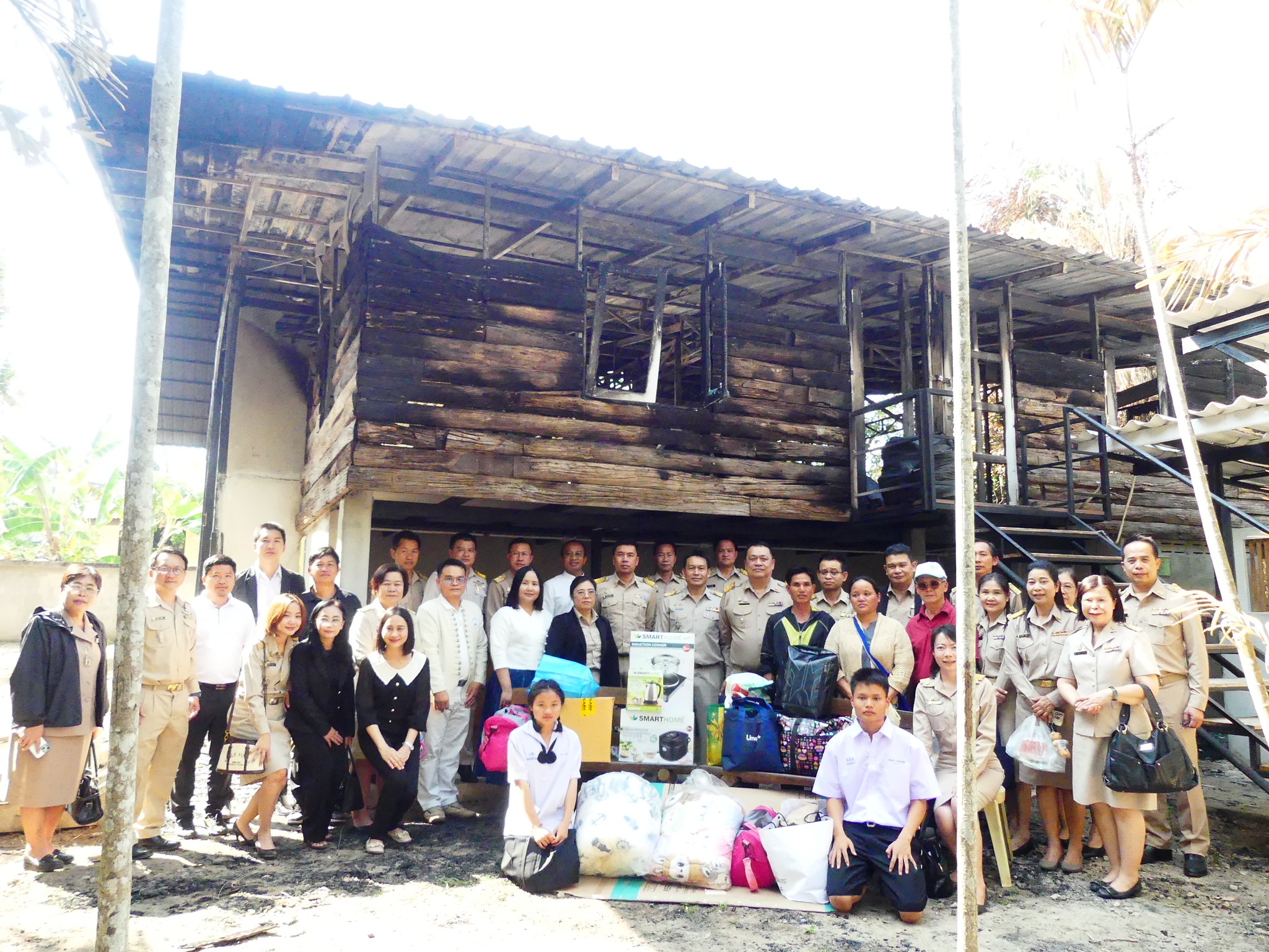 เยี่ยมบ้านพักอาศัยของ เด็กชายณัฐนนท์ ธรรมสรณ์กุล นักเรียนโรงเรียนบ้านสันป่าสัก กรณีประสบอัคคีภัย พร้อมได้มอบเงินช่วยเหลือและสิ่งของเครื่องใช้สำหรับอำนวยความสะดวกให้กับครอบครัว และให้ขวัญและกำลังใจ