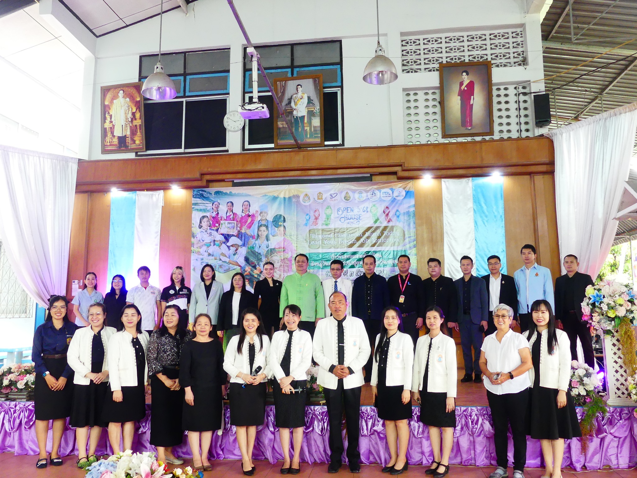ผอ.สพป.เชียงใหม่ เขต 4 เป็นประธานในพิธีเปิดบ้านวิชาการ Open house'68 "Beyond Classroom: Learn Today, Lead Your Dream Job Tomorrow ก้าวข้ามขอบเขตห้องเรียน เรียนรู้วันนี้ เพื่อก้าวนำสู่อาชีพในฝันวันพรุ่งนี้"