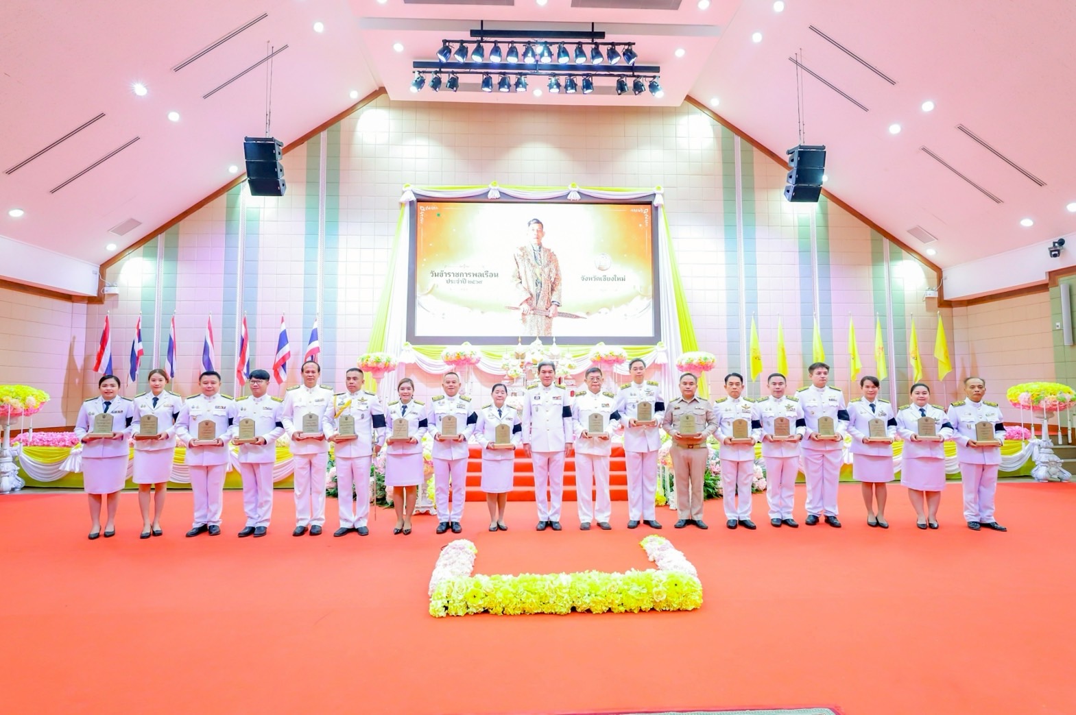 นายสมพงษ์ แสนสำโรง รอง ผอ.สพป.เชียงใหม่ เขต 4 รับโล่ข้าราชการพลเรือนดีเด่น ระดับจังหวัดเชียงใหม่ ประจำปี พ.ศ. 2568