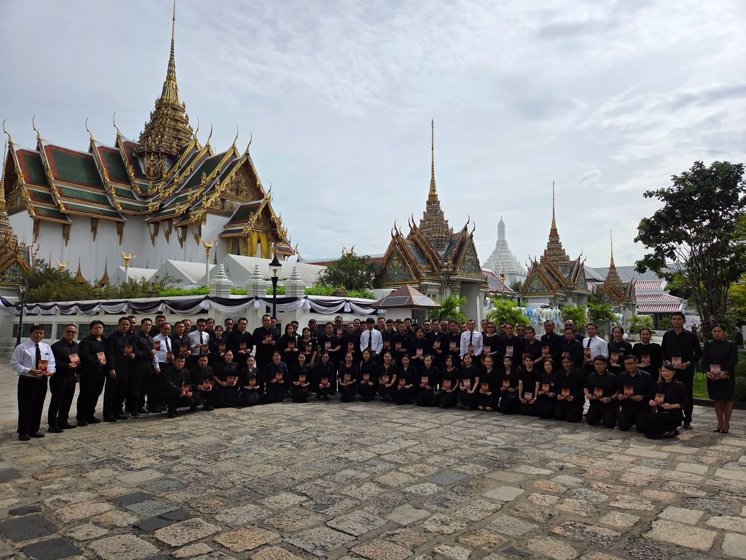ผอ.สพป.เชียงใหม่ เขต 4 นำคณะข้าราชการครูและบุคลากรทางการศึกษาในสังกัด ประกอบด้วย รอง ผอ.สพป.เชียงใหม่ เขต 4 ผู้อำนวยการกลุ่ม และผู้บริหารสถานศึกษา กราบถวายบังคมพระบรมศพ สมเด็จพระนางเจ้าสิริกิติ์ พระบรมราชินีนาถ พระบรมราชชนนีพันปีหลวง ณ พระที่นั่งดุสิตมหาปราสาท ในพระบรมมหาราชวัง และถวายสักการะพระศพสมเด็จพระเจ้าลูกเธอ เจ้าฟ้าพัชรกิติยาภา นเรนทิราเทพยวดี กรมหลวงราชสาริณีสิริพัชร มหาวัชรราชธิดา ณ พระที่นั่งพิมานรัตยา ในพระบรมมหาราชวัง กรุงเทพมหานคร