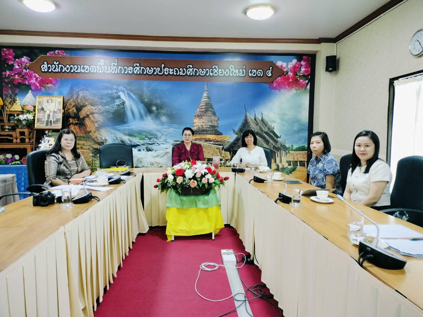 ดร.ชาญชิต ทัพหมี ผู้อำนวยการสพป.เชียงใหม่ เขต 4 มอบหมายให้นางอุไรวรรณ สุรภีร์ รองผู้อำนวยการสำนักงานเขตพื้นที่การศึกษา นำคณะกรรมการแก้ไขปัญหาหนี้สินครูสำนักงานเขตพื้นที่การศึกษาประถมศึกษาเชียงใหม่ เขต 4 เข้าร่วมประชุมการขับเคลื่อนสถานีแก้หนี้สำนักงานเขตพื้นที่การศึกษา ครั้งที่ 4/2567 ผ่านระบบออนไลน์ (Zoom Meeting)