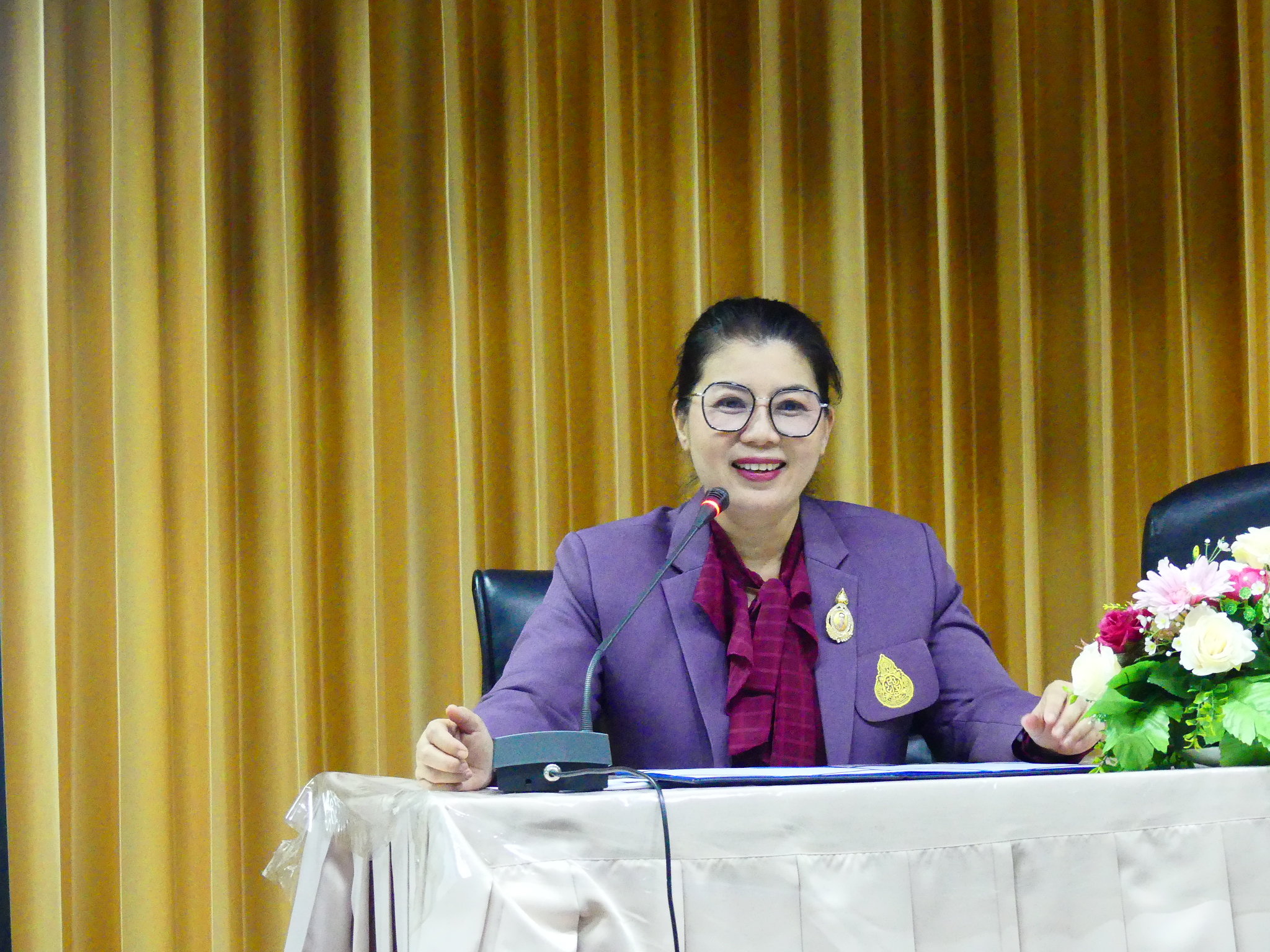 ดร.ชาญชิต  ทัพหมี ผู้อำนวยการสพป.เชียงใหม่ เขต 4  มอบหมายให้ นางอุไรวรรณ  สุรภีร์ เป็นประธานพิธีเปิดการประเมินผลการจัดการศึกษาขั้นพื้นฐานโดยครอบครัว