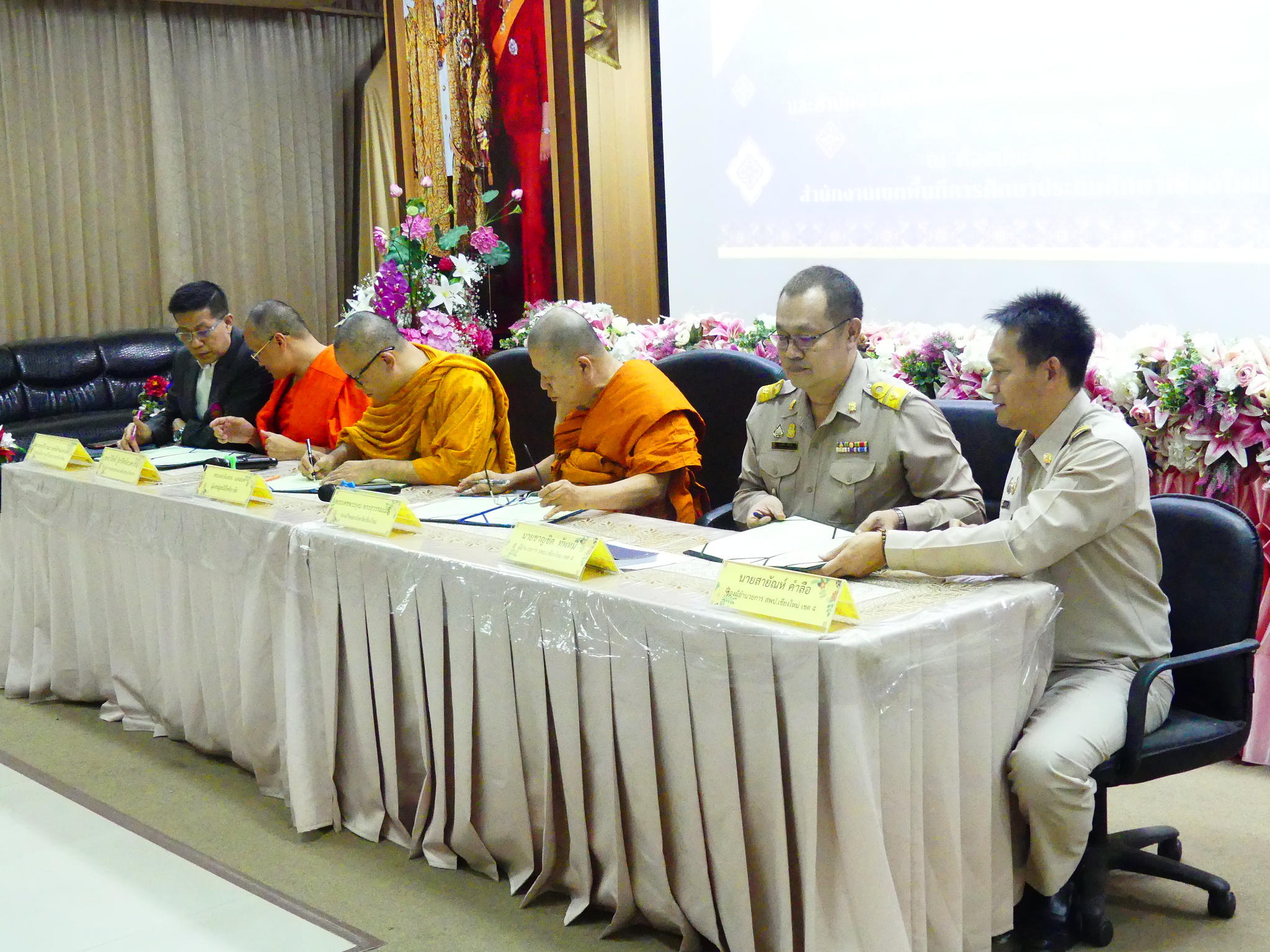 ดร.ชาญชิต ทัพหมี ผู้อำนวยการ สพป.เชียงใหม่ เขต 4 ลงนามบันทึกข้อตกลงความความร่วมมือ (MOU) สนับสนุนส่งเสริมพระสอนศีลธรรมในโรงเรียน ระหว่าง มหาวิทยาลัยมหาจุฬาลงกรณราชวิทยาลัย วิทยาเขตเชียงใหม่ กับ คณะสงฆ์จังหวัดเชียงใหม่ มูลนิธิโพธิยาลัย และสำนักงานเขตพื้นที่การศึกษาประถมศึกษาเชียงใหม่ เขต 4