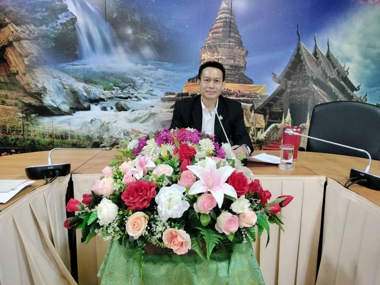 ดร.ชาญชิต ทัพหมี ผู้อำนวยการสำนักงานเขตพื้นที่การศึกษาประถมศึกษาเชียงใหม่ เขต 4 มอบหมายให้นายสายัณห์ คำลือ รองผู้อำนวยการสำนักงานเขตพื้นที่การศึกษา เป็นประธานการประชุมคณะกรรมการพิจารณาจัดสรรงบประมาณโครงการพัฒนา การจัดการศึกษาโรงเรียนที่ตั้งในพื้นที่ลักษณะพิเศษ