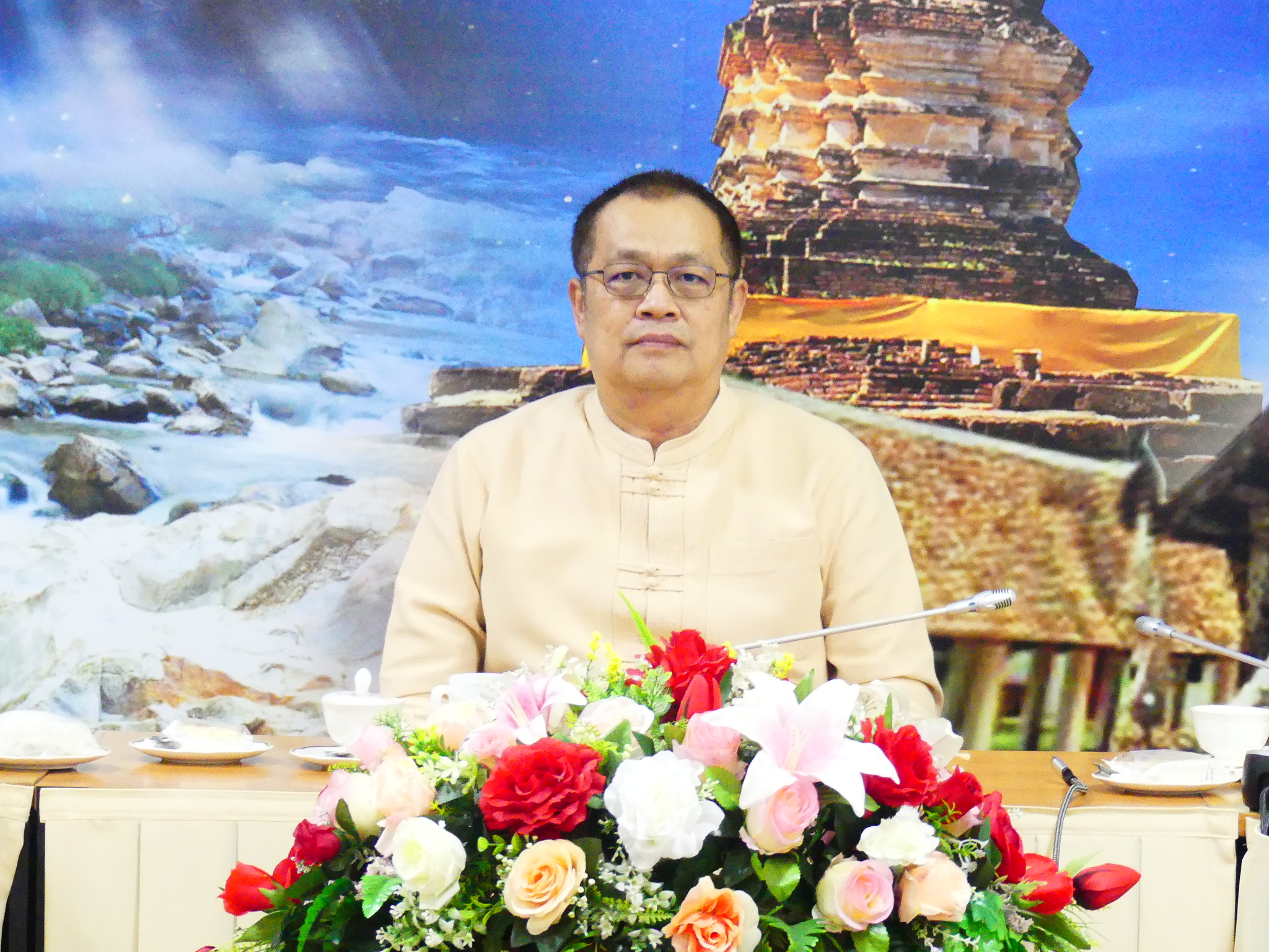 ดร.ชาญชิต ทัพหมี ผู้อำนวยการ สพป.เชียงใหม่เขต 4 พร้อมด้วยรองผู้อำนวยการสำนักงานเขตพื้นที่การศึกษา และผู้อำนวยการกลุ่ม เข้าร่วมประชุมเตรียมความพร้อม Kick Off โครงการสุขาดี มีความสุข