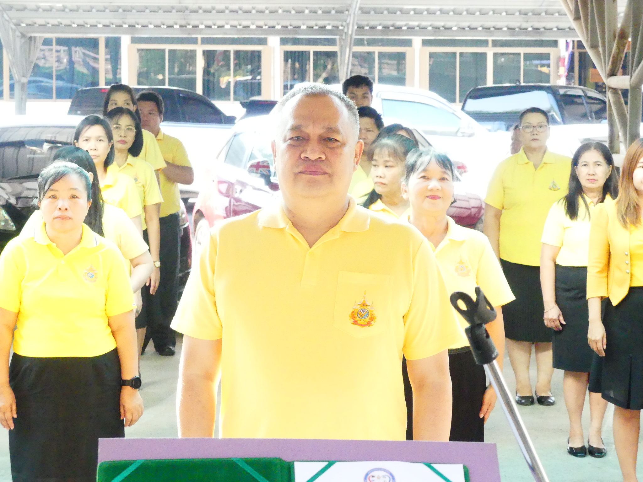 ดร.ชาญชิต ทัพหมี ผู้อำนวยการ สพป.เชียงใหม่ เขต 4 นำคณะข้าราชการครูและบุคลากรทางการศึกษา สพป.เชียงใหม่ เขต 4 ดำเนินกิจกรรมเข้าแถวเคารพธงชาติ