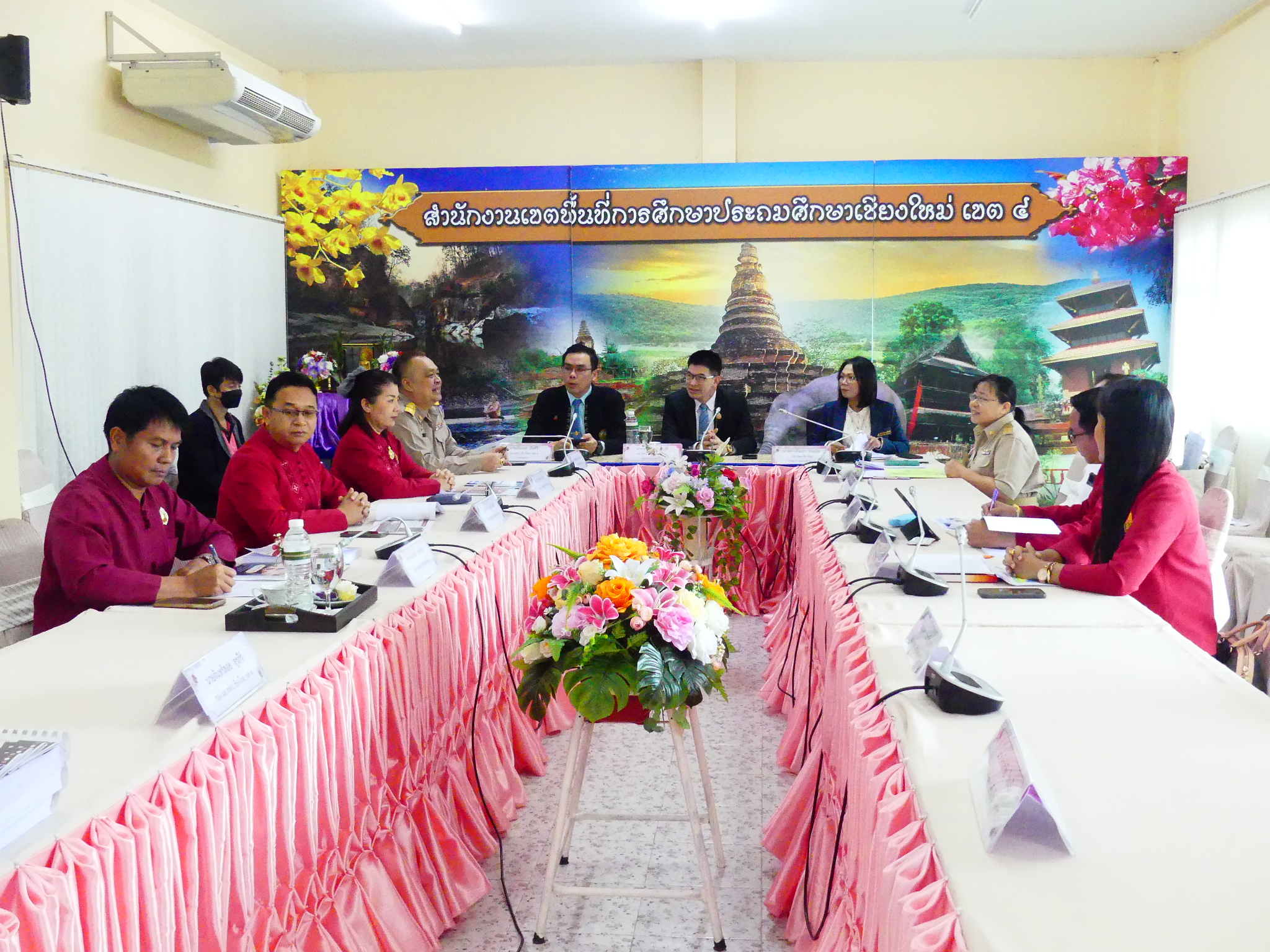 ดร.ชาญชิต ทัพหมี ผู้อำนวยการ สพป.เชียงใหม่ เขต 4 ให้การต้อนรับ ดร.อนุกูล ศรีสมบัติ ผู้อำนวยการ สพป.เชียงใหม่ เขต 1 นายเรืองยศ ปันศิริ ผู้อำนวยการ สพป.เชียงใหม่ เขต 3 และดร.อัจฉรา ช่วยนุ่ม ผู้อำนวยการ สพม.เชียงใหม่ คณะกรรมการประเมินสัมฤทธิผล (Evaluation Team) เขตตรวจราชการที่ 15 ครั้งที่ 1 ในรอบ 6 เดือนแรก