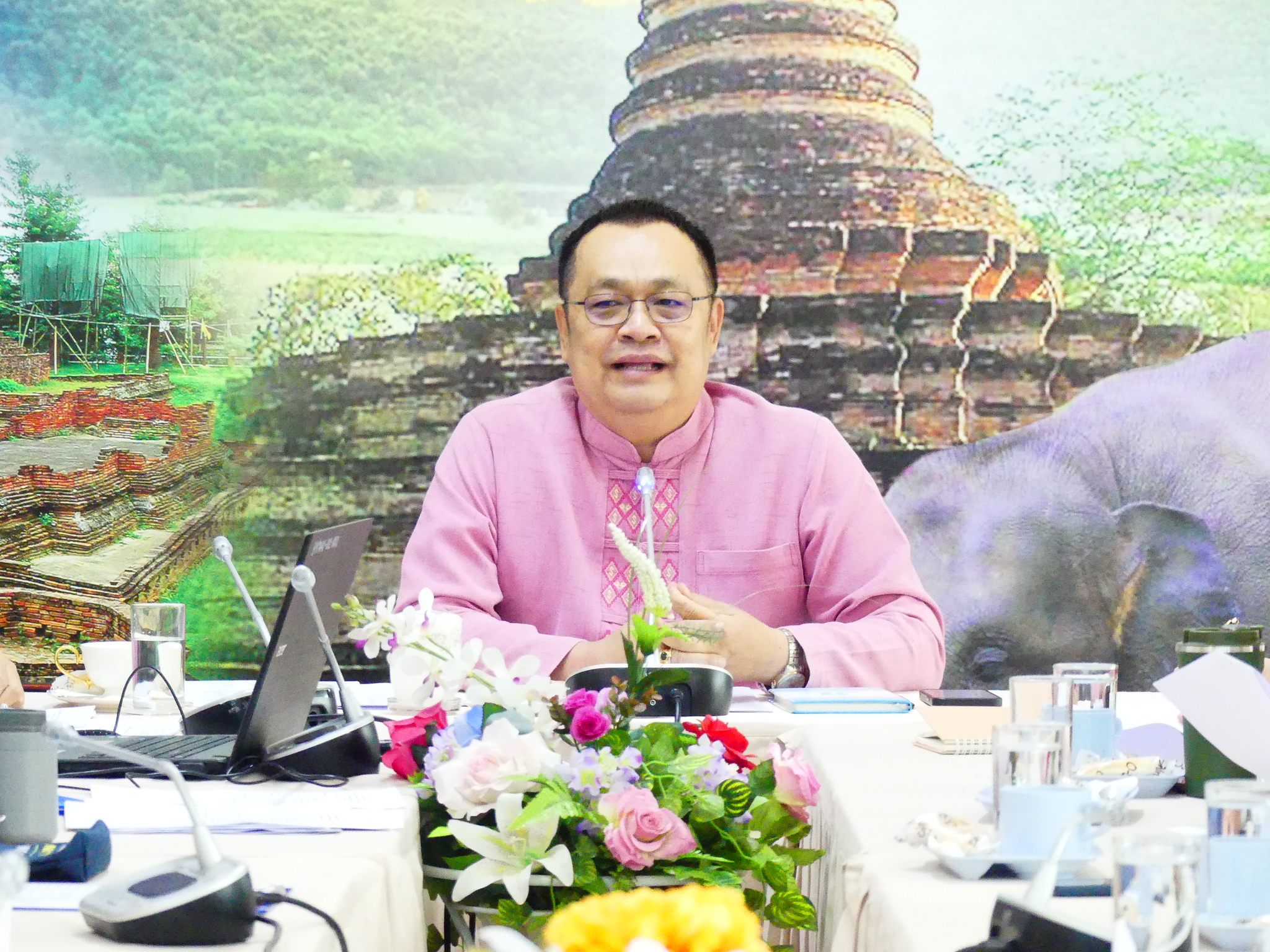 ดร.ชาญชิต ทัพหมี ผู้อำนวยการสำนักงานเขตพื้นที่การศึกษาประถมศึกษาเชียงใหม่ เขต 4 เป็นประธานการประชุมคณะกรรมการดำเนินงานโครงการสุขาดี มีความสุข สำนักงานเขตพื้นที่การศึกษาประถมศึกษาเชียงใหม่ เขต 4