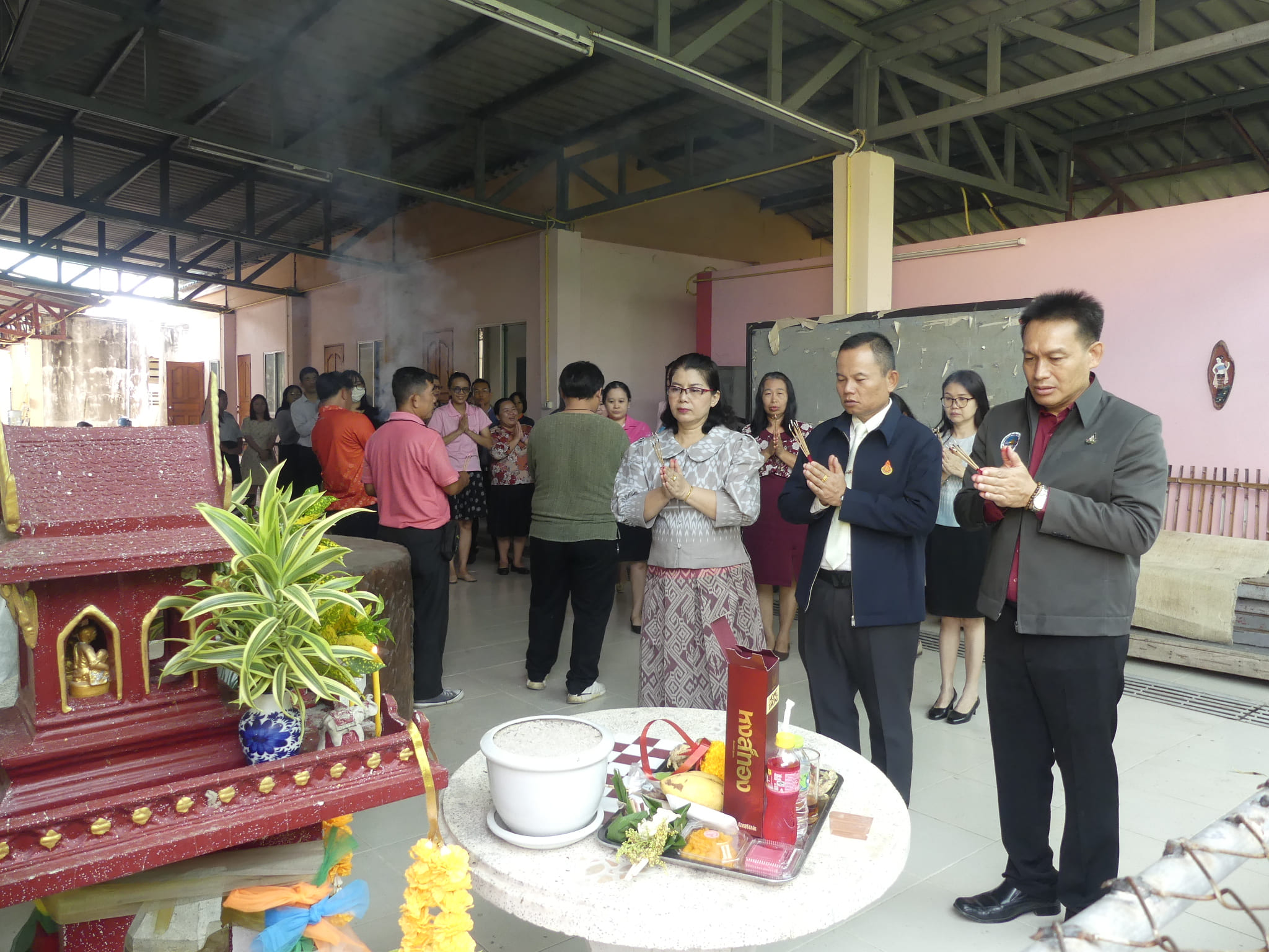 สำนักงานเขตพื้นที่การศึกษาประถมศึกษาเชียงใหม่ เขต 4 ดำเนินการจัดพิธี สักการะบูชา พระภูมิเจ้าที่ และสิ่งศักดิ์สิทธิ์ เนื่องในประเพณีเดือนเก้า ของชาวล้านนา