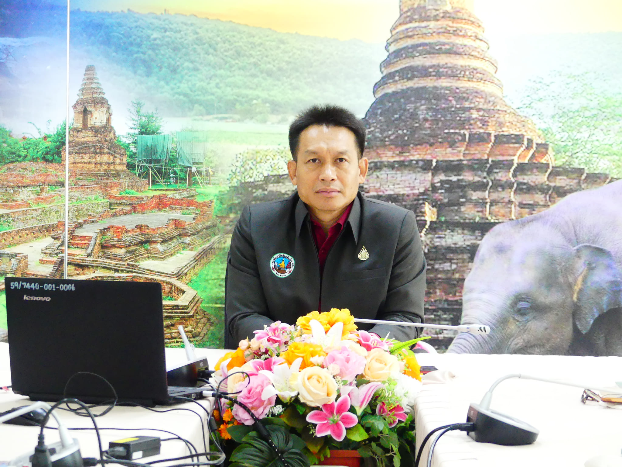 ดร.ชาญชิต ทัพหมี ผู้อำนวยการสำนักงานเขตพื้นที่การศึกษาประถมศึกษาเชียงใหม่ เขต 4 มอบหมายให้นายสายัณห์ คำลือ รองผู้อำนวยการสำนักงานเขตพื้นที่การศึกษา พร้อมด้วยทีมบริหารสำนักงานเขตพื้นที่การศึกษาประถมศึกษาเชียงใหม่ เขต 4 เข้าร่วมประชุมรับฟังการชี้แจง การจัดทำข้อมูลผ่านสื่ออิเล็กทรอนิกส์ (Zoom)