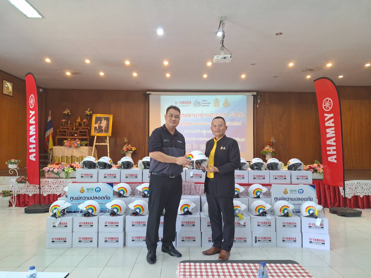 ดร.ชาญชิต ทัพหมี ผู้อำนวยการสำนักงานเขตพื้นที่การศึกษาประถมศึกษาเชียงใหม่ เขต 4 มอบหมายให้นายสมพงษ์ แสนสำโรง รองผู้อำนวยการสำนักงานเขตพื้นที่การศึกษา ร่วมพิธีการรับหมวกนิรภัยขนาดเล็กที่ได้รับจัดสรรจากบริษัท ไทยยามาฮ่า มอเตอร์ จำกัด