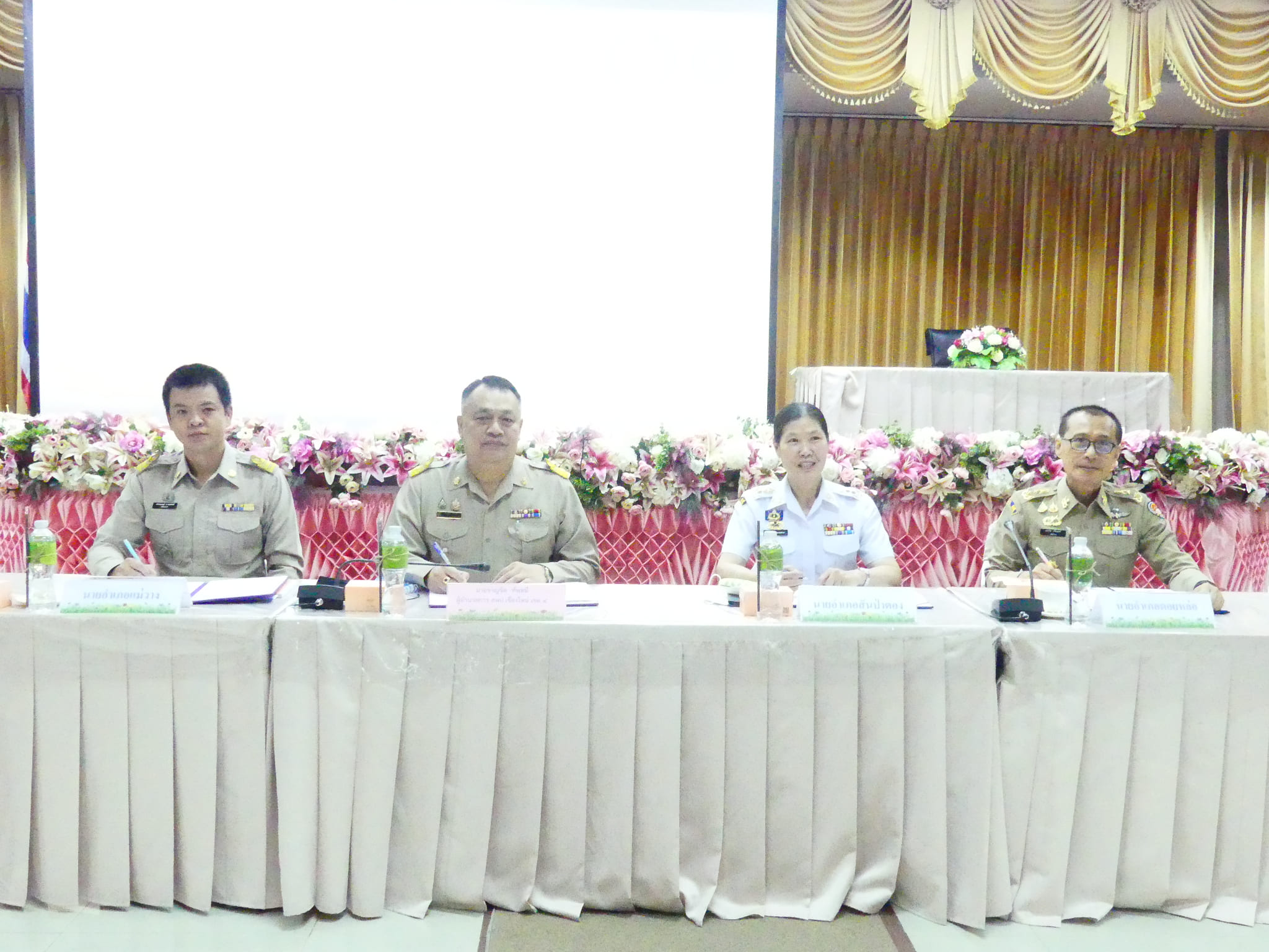 ดร.ชาญชิต  ทัพหมี ผอ.สพป.เชียงใหม่ เขต 4 พร้อมด้วยนางอุไรวรรณ สุรภีร์ รองผู้อำนวยการ สพป.เชียงใหม่ เขต 4 ลงนามบันทึกข้อตกลงความร่วมมือ (MOU) เพื่อการส่งเสริมโอกาส ความเสมอภาค และความเท่าเทียมทางการศึกษา (Zero Dropout) กับหน่วยงานหลักที่เกี่ยวข้องในระดับอำเภอ