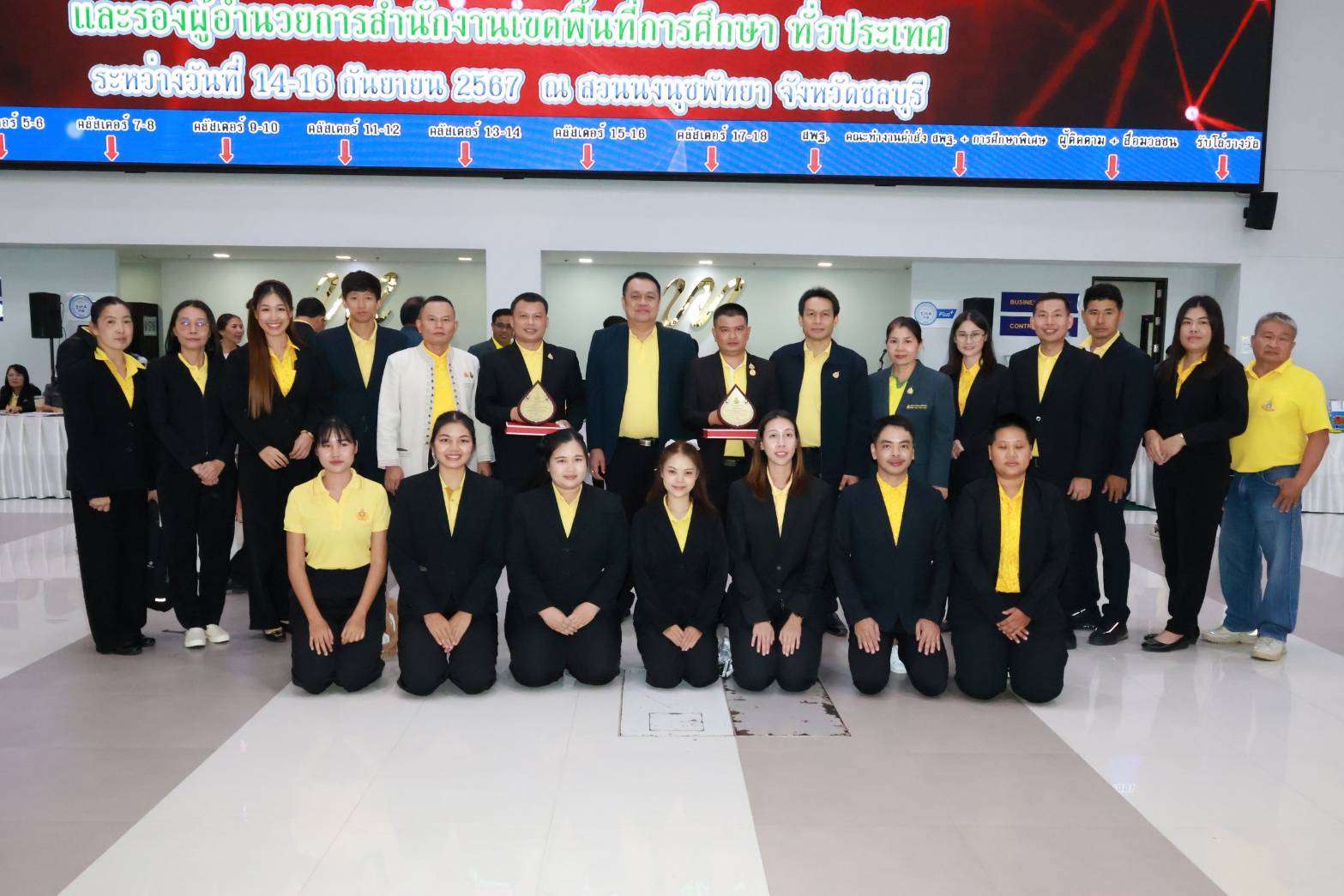 สำนักงานเขตพื้นที่การศึกษาประถมศึกษาเชียงใหม่ เขต 4 ขอแสดงความยินดีกับ โรงเรียนวัดท่าต้นกวาว และโรงเรียนบ้านท้าวบุญเรือง  ที่ได้รับโล่รางวัลโรงเรียนต้นแบบสหกรณ์โรงเรียน ระดับประเทศ รุ่นที่ 4 (ห้องแล็บสอนอาชีพ) โครงการสหกรณ์โรงเรียน