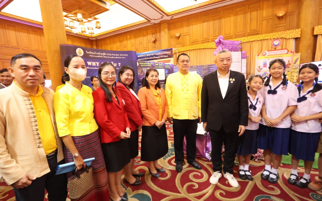 ดร.ชาญชิต ทัพหมี ผู้อำนวยการ สพป.เชียงใหม่ เขต 4 พร้อมด้วยนางอุไรวรรณ สุรภีร์ รองผู้อำนวยการสำนักงานเขตพื้นที่การศึกษา และข้าราชการครูและบุคลากรทางการศึกษาในสังกัด ร่วมพิธีเปิดงานเครือข่ายโรงเรียนพื้นที่นวัตกรรมการศึกษาจังหวัดเชียงใหม่