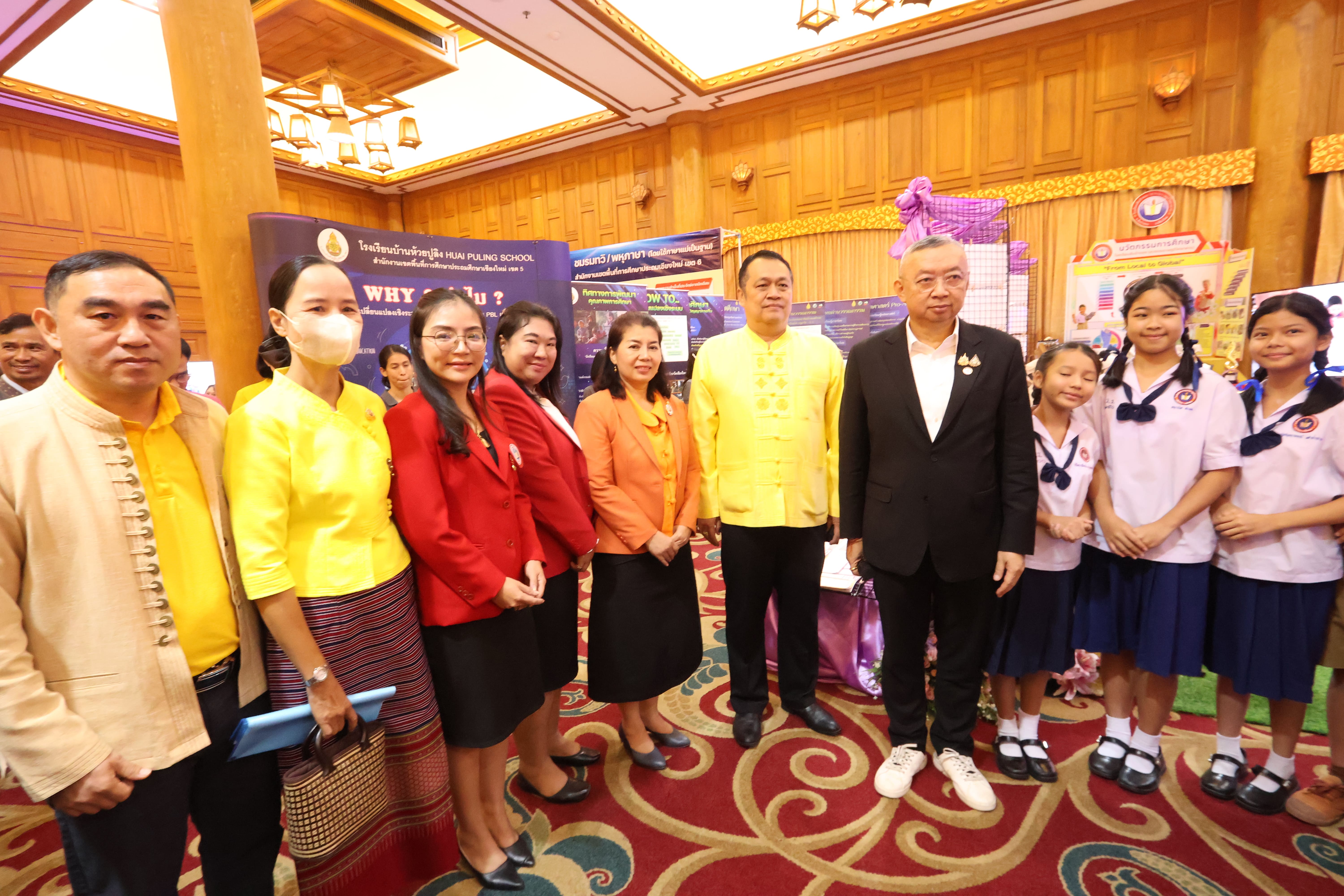 ดร.ชาญชิต ทัพหมี ผู้อำนวยการ สพป.เชียงใหม่ เขต 4 พร้อมด้วยนางอุไรวรรณ สุรภีร์ รองผู้อำนวยการสำนักงานเขตพื้นที่การศึกษา และข้าราชการครูและบุคลากรทางการศึกษาในสังกัด ร่วมพิธีเปิดงานเครือข่ายโรงเรียนพื้นที่นวัตกรรมการศึกษาจังหวัดเชียงใหม่