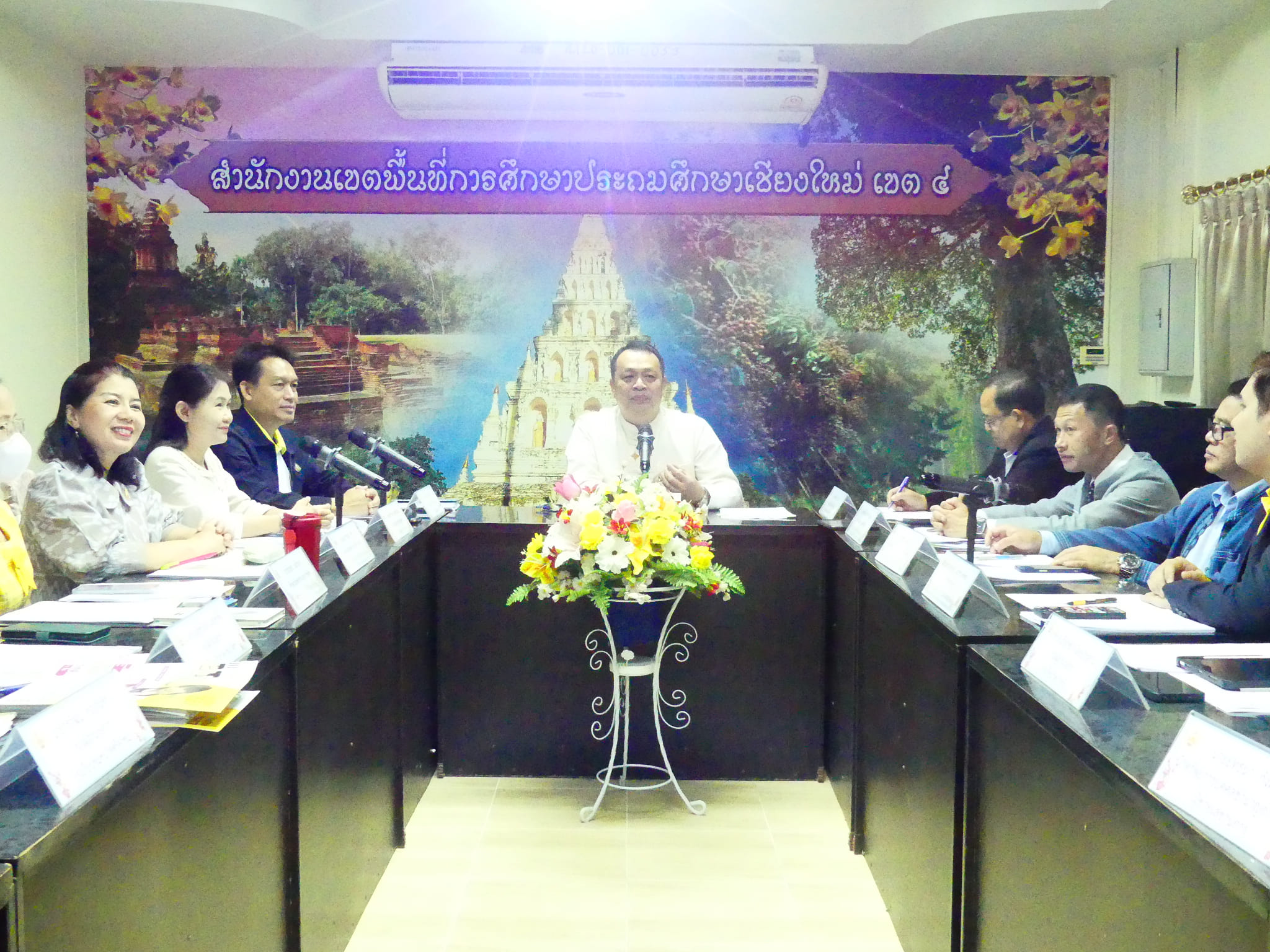 ดร.ชาญชิต ทัพหมี ผู้อำนวยการสำนักงานเขตพื้นที่การศึกษาประถมศึกษาเชียงใหม่ เขต 4 เป็นประธานการประชุมคณะกรรมการประเมินสัมฤทธิผลการปฏิบัติงานในหน้าที่เพื่อพัฒนาการศึกษาตำแหน่งรองผู้อำนวยการสถานศึกษา เป็นระยะเวลา 1 ปี (Coaching Team) ครั้งที่ 3/2567