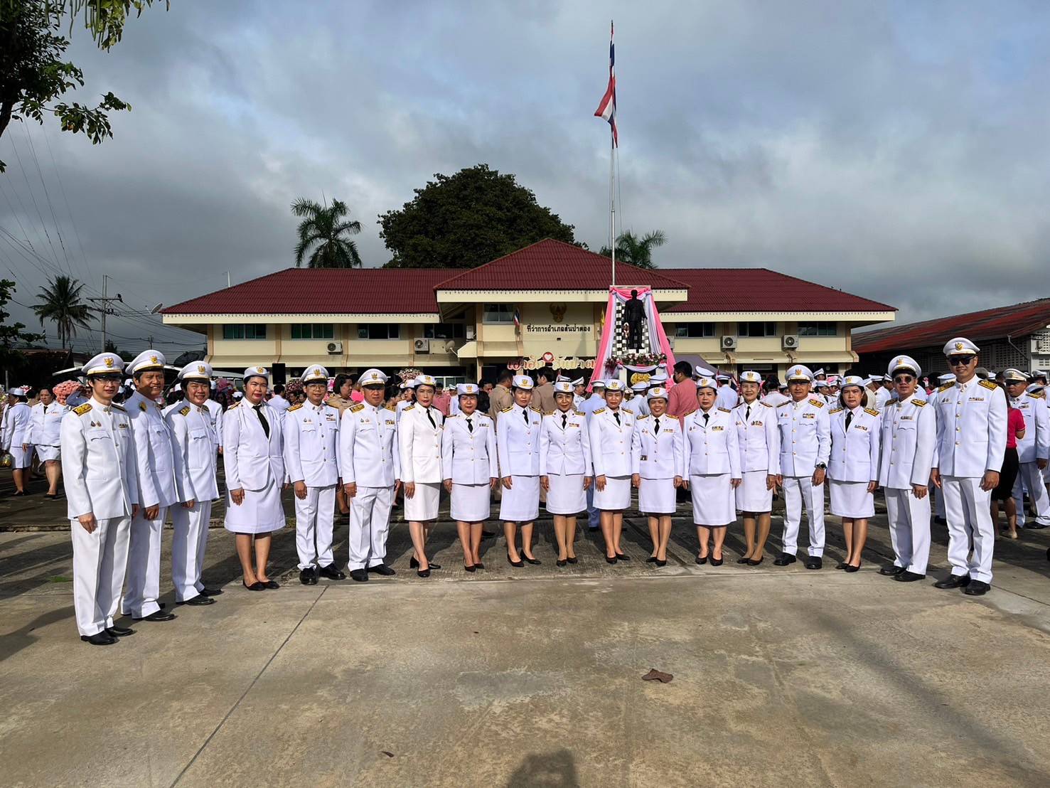 ดร.ชาญชิต ทัพหมี ผู้อำนวยการสำนักงานเขตพื้นที่การศึกษาประถมศึกษาเชียงใหม่ เขต 4 มอบหมายให้ นางอุไรวรรณ สุรภีร์ รองผู้อำนวยการสำนักงานเขตพื้นที่การศึกษาประถมศึกษาเชียงใหม่ เขต 4 พร้อมด้วยนางธัญพร ภุมรินทร์ ผู้อำนวยการกลุ่มนิเทศ ติดตามและประเมินผลการจัดการศึกษา คณะศึกษานิเทศก์ ข้าราชการครูและบุคลากรทางการศึกษา ในสังกัด เข้าร่วมพิธีวางพวงมาลา (วันปิยมหาราช)