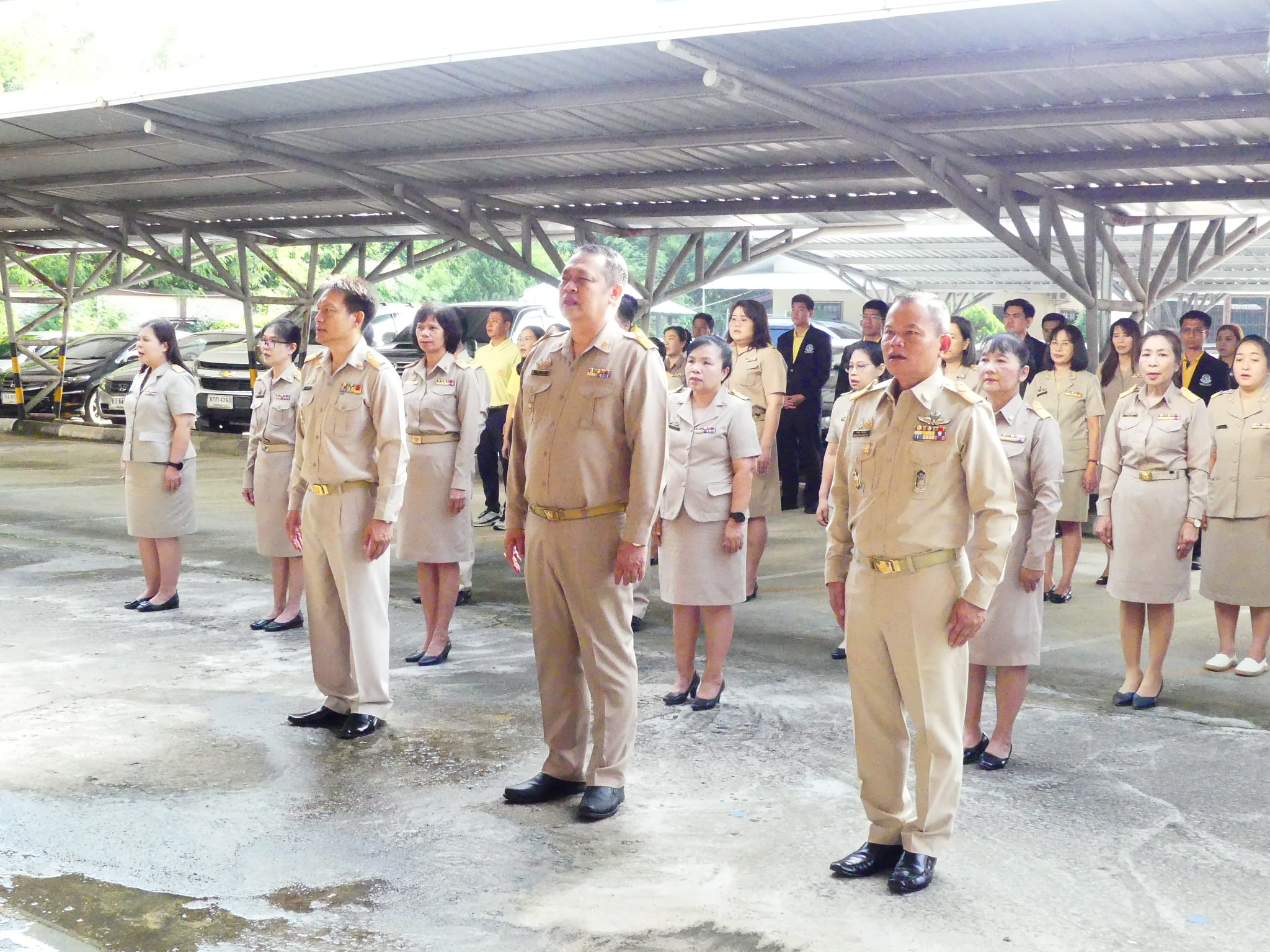 ดร.ชาญชิต ทัพหมี ผู้อำนวยการ สพป.เชียงใหม่ เขต 4 นำคณะข้าราชการครูและบุคลากรทางการศึกษา สพป.เชียงใหม่ เขต 4 ดำเนินกิจกรรมเข้าแถวเคารพธงชาติ