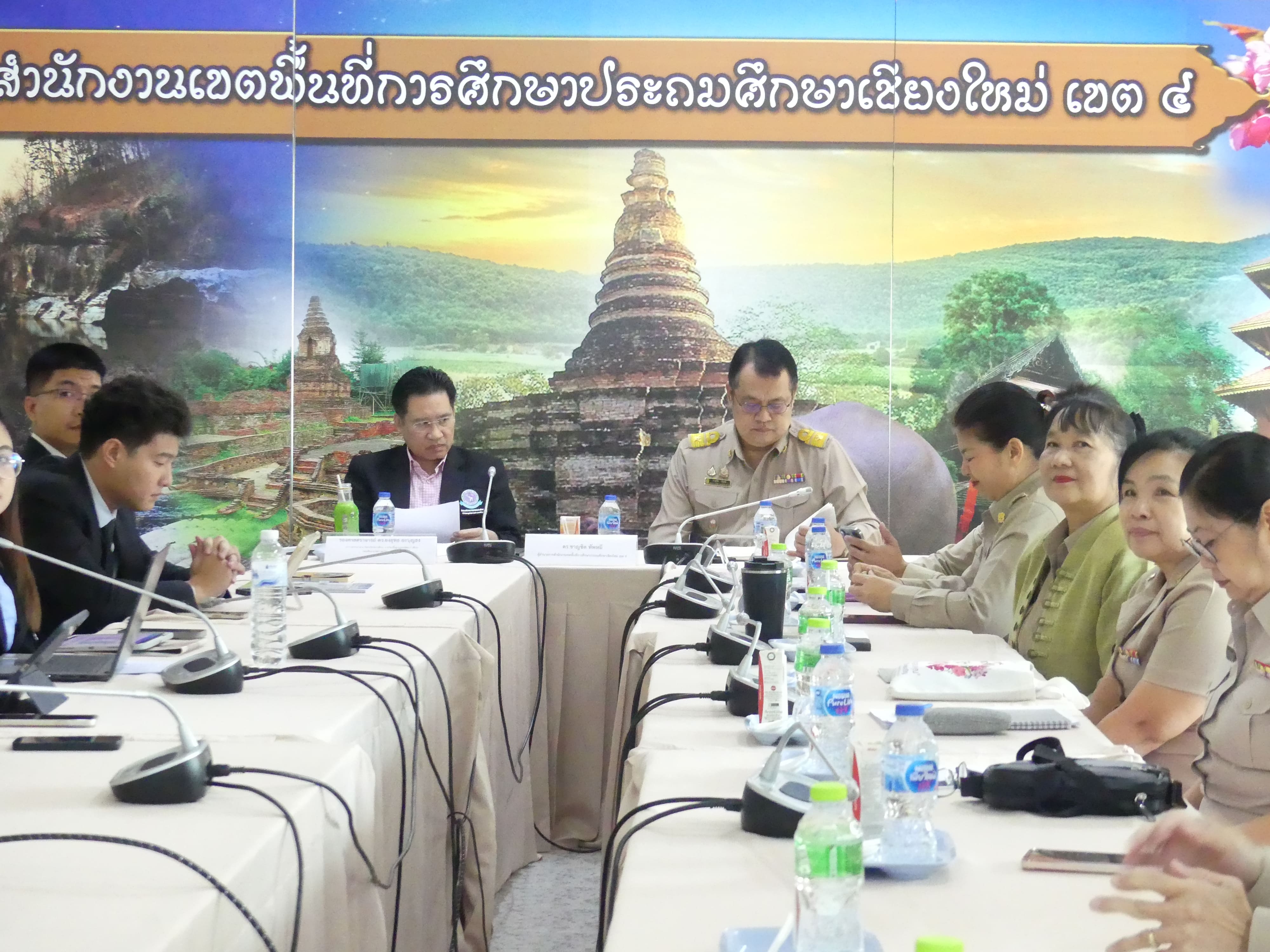 ดร.ชาญชิต ทัพหมี ผู้อำนวยการสำนักงานเขตพื้นที่การศึกษาประถมศึกษาเชียงใหม่ เขต 4 พร้อมคณะผู้บริหารการศึกษา รับฟังการสรุปการฝึกประสบการณ์วิชาชีพของนักศึกษาปริญญาโท สาขาวิชาการบริหารการศึกษา มหาวิทยาลัยเชียงใหม่