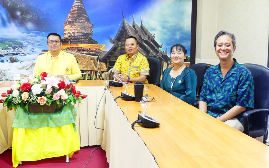 ดร.ชาญชิต ทัพหมี ผู้อำนวยการสำนักงานเขตพื้นที่การศึกษาประถมศึกษาเชียงใหม่ เขต 4 พร้อมด้วยนายสมพงษ์ แสนสำโรง รองผู้อำนวยการสำนักงานเขตพื้นที่การศึกษา นางแสงจันทร์ กันยะมูล ผู้อำนวยการกลุ่มส่งเสริมการจัดการศึกษา และนายดัมพ์ แย้มนิ่มนวล ผู้อำนวยการกลุ่มส่งเสริมการศึกษาทางไกล เทคโนโลยีสารสนเทศและการสื่อสาร เข้าร่วมการประชุมชี้แจง สร้างความเข้าใจแนวทางการดำเนินงานทุนการศึกษามูลนิธิการศึกษาทางไกลผ่านดาวเทียมในพระบรมราชูปถัมภ์