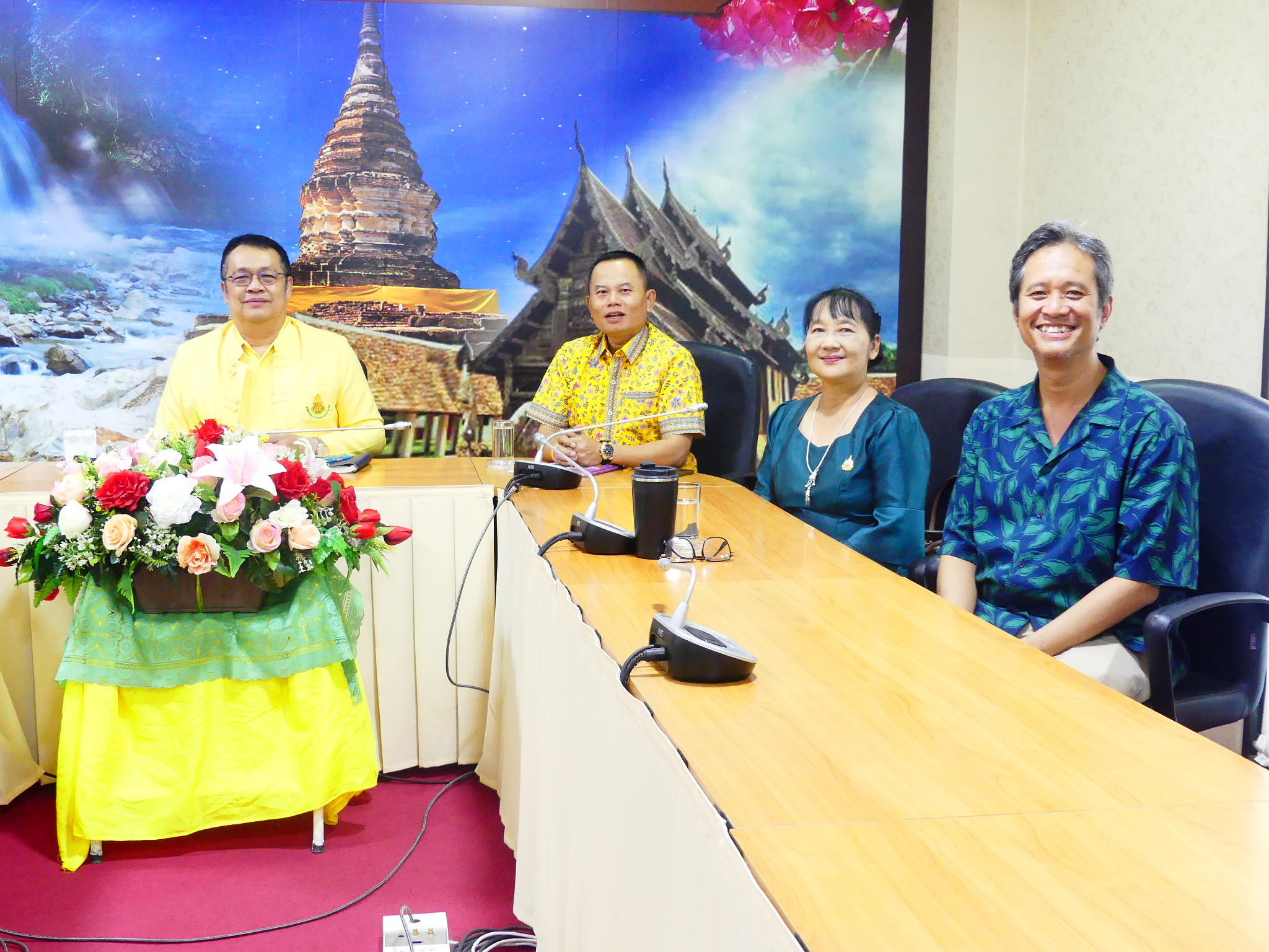 ดร.ชาญชิต ทัพหมี ผู้อำนวยการสำนักงานเขตพื้นที่การศึกษาประถมศึกษาเชียงใหม่ เขต 4 พร้อมด้วยนายสมพงษ์ แสนสำโรง รองผู้อำนวยการสำนักงานเขตพื้นที่การศึกษา นางแสงจันทร์ กันยะมูล ผู้อำนวยการกลุ่มส่งเสริมการจัดการศึกษา และนายดัมพ์ แย้มนิ่มนวล ผู้อำนวยการกลุ่มส่งเสริมการศึกษาทางไกล เทคโนโลยีสารสนเทศและการสื่อสาร เข้าร่วมการประชุมชี้แจง สร้างความเข้าใจแนวทางการดำเนินงานทุนการศึกษามูลนิธิการศึกษาทางไกลผ่านดาวเทียมในพระบรมราชูปถัมภ์