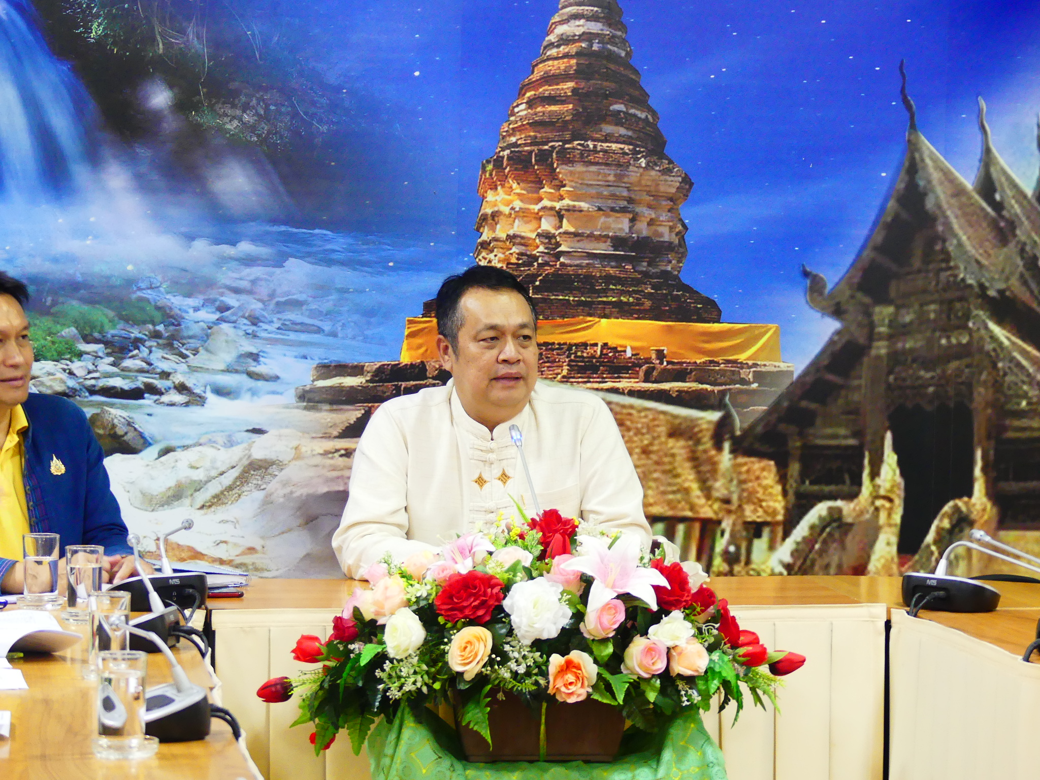 ดร.ชาญชิต ทัพหมี ผู้อำนวยการสำนักงานเขตพื้นที่การศึกษาประถมศึกษาเชียงใหม่ เขต ๔ เป็นประธานการประชุมชี้แจงเพื่อสร้างความเข้าใจให้แก่อัตราจ้างพี่เลี้ยงเด็กพิการในโรงเรียนที่ไม่ได้รับการจัดสรร จำนวน ๗ โรงเรียน