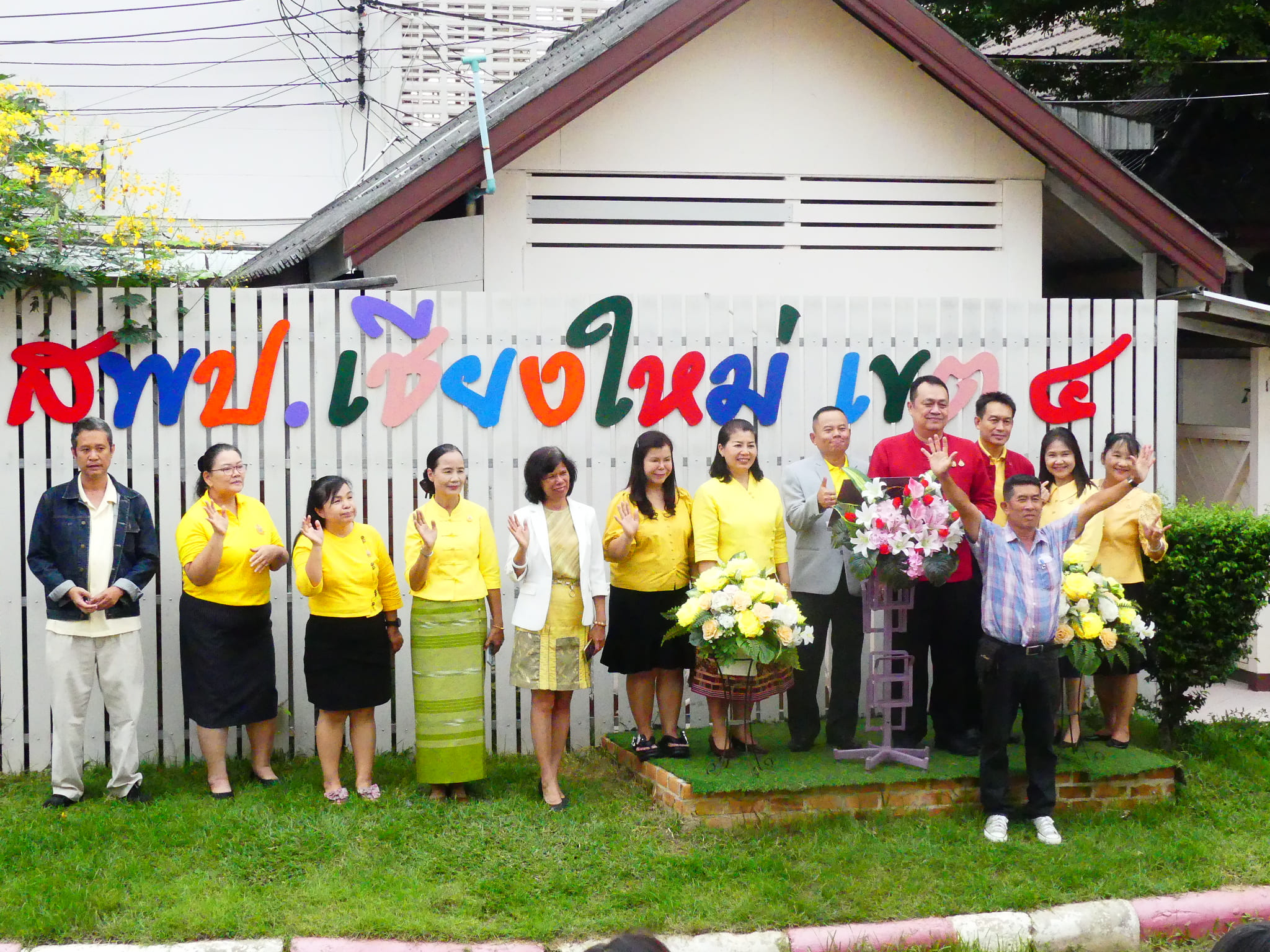 ดร.ชาญชิต ทัพหมี ผู้อำนวยการสำนักงานเขตพื้นที่การศึกษาประถมศึกษาเชียงใหม่ เขต 4  นำข้าราชการครูและบุคลากรทางการศึกษา ในสังกัด ร่วมกันดำเนินกิจกรรม “ส่งพี่กลับบ้าน”