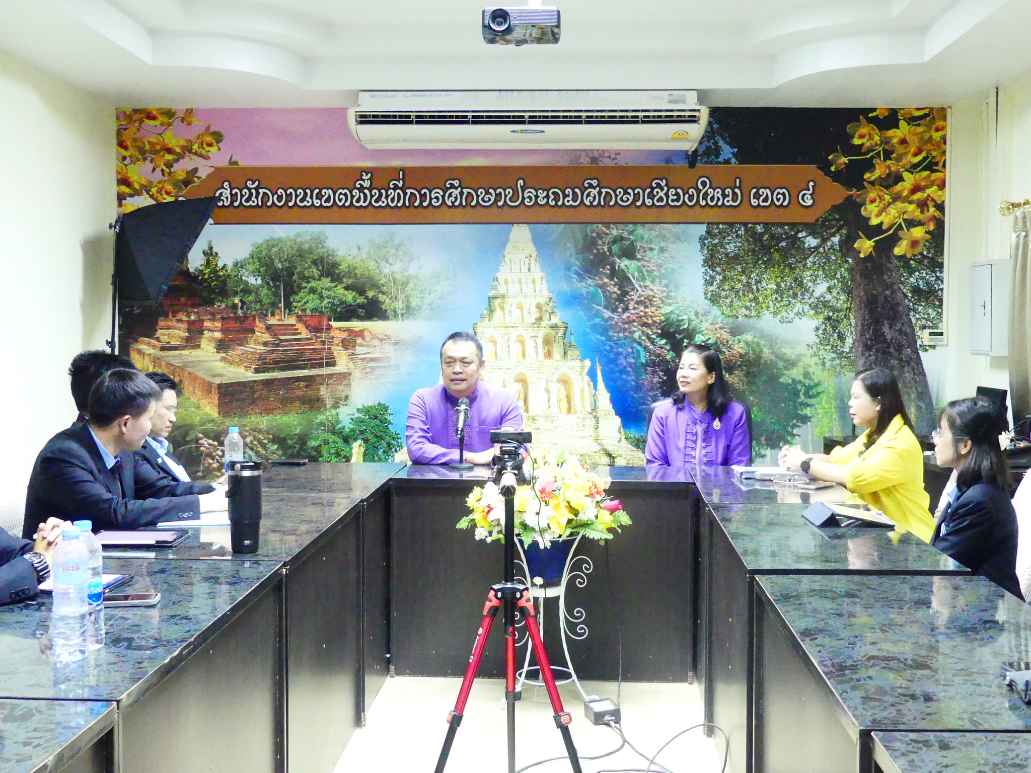 ดร.ชาญชิต ทัพหมี ผู้อำนวยการ สพป.เชียงใหม่ เขต 4 พร้อมด้วย นางอุไรวรรณ์ สุรภีร์ รองผู้อำนวยการสำนักงานเขตพื้นที่การศึกษา และนางปวีณ์พิมพ์ โรจนมณี ผู้อำนวยการกลุ่มอำนวยการ และนางพัชราภรณ์ เทพวรรณ ผู้อำนวยการกลุ่มบริหารงานบุคคล ให้การต้อนรับ รศ.ดร.ยงยุทธ ยะบุญธง อาจารย์ประจำสาขาวิชาบริหารการศึกษา และปฐมนิเทศนักศึกษาปริญญาโท สาขาวิชาบริหารการศึกษา ภาควิชาพื้นฐานและการพัฒนาการศึกษา คณะศึกษาศาสตร์ มหาวิทยาลัยเชียงใหม่ ปีการศึกษา 2567