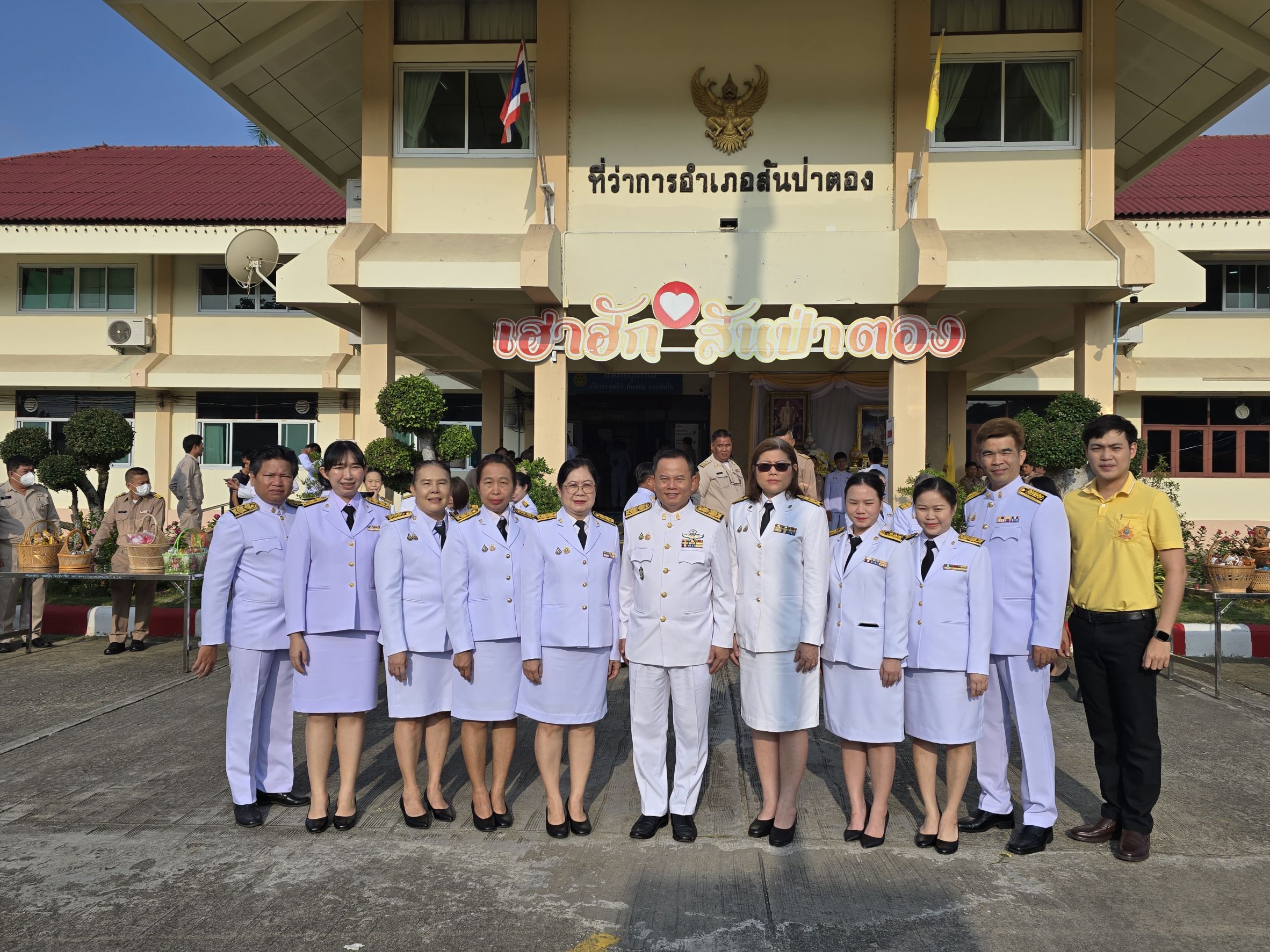 พิธีทำบุญตักบาตร และวางพวงมาลา ในพิธีน้อมรำลึกในพระมหากรุณาธิคุณ เนื่องในวันคล้ายวันสวรรคตพระบาทสมเด็จพระบรมชนกาธิเบศร มหาภูมิพลอดุลยเดชมหาราชบรมนาถบพิตร