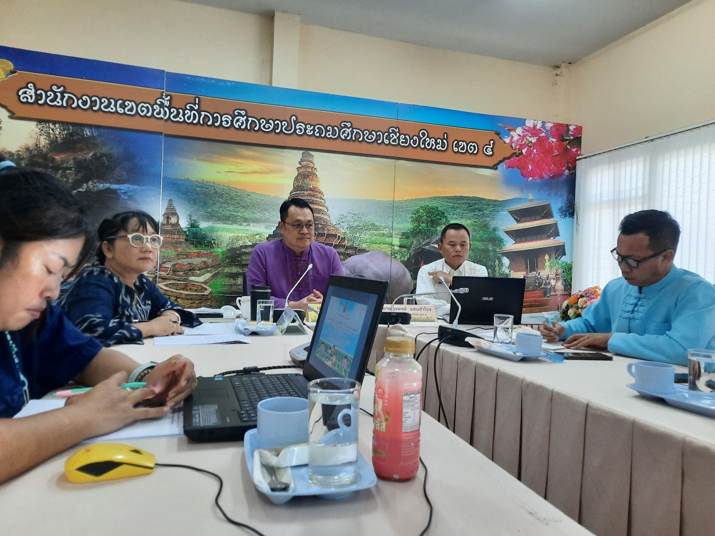 ดร.ชาญชิต ทัพหมี ผู้อำนวยการสำนักงานเขตพื้นที่การศึกษาประถมศึกษาเชียงใหม่ เขต 4 เป็นประธานการประชุมนายกสมาคมวิชาชีพครูและประธานคณะกรรมการเครือข่ายพัฒนาคุณภาพการศึกษา เพื่อวางแผนการจัดงานกรีฑานักเรียน สพป.เชียงใหม่ เขต 4 ต้านภัยยาเสพติด ครั้งที่ 1 ประจำปีการศึกษา 2567 และสรุปผลโครงการบ้านปันสุข