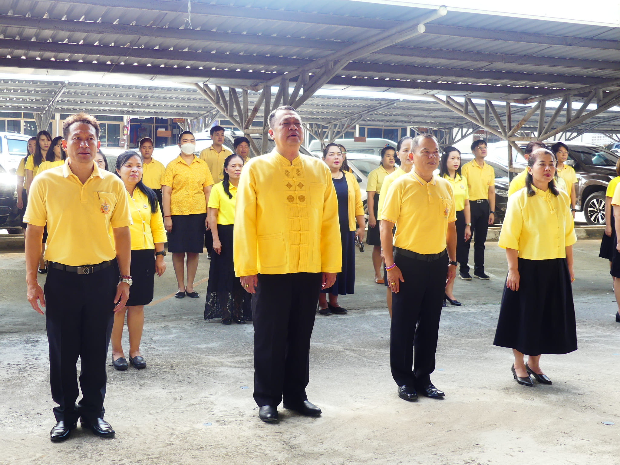 ดร.ชาญชิต ทัพหมีผู้อำนวยการ สพป.เชียงใหม่ เขต ๔ พร้อมด้วยคณะข้าราชการครูและบุคลากรทางการศึกษา สพป.เชียงใหม่ เขต ๔ ดำเนินกิจกรรมเข้าแถวเคารพธงชาติ