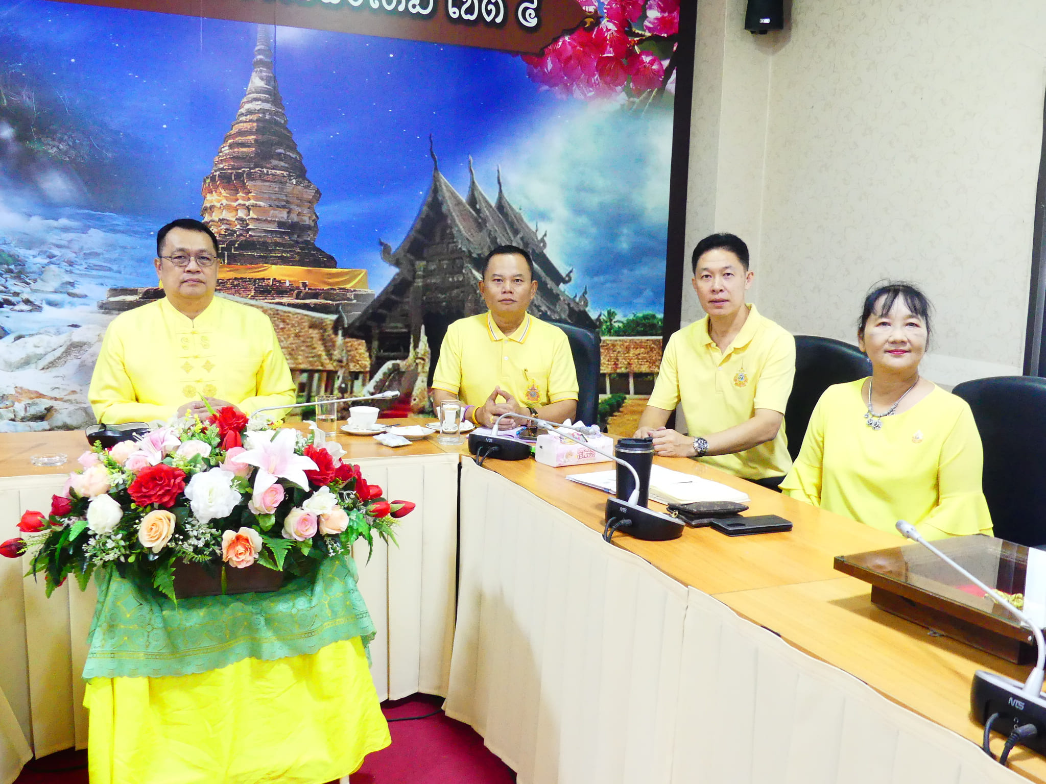 ดร.ชาญชิต ทัพหมี ผู้อำนวยการ สพป. เชียงใหม่ เขต 4 พร้อมด้วย นายสมพงษ์ แสนสำโรง รองผู้อำนวยการ สพป. เชียงใหม่ เขต 4 นางแสงจันทร์ กันยะมูล ผู้อำนวยการกลุ่มส่งเสริมการจัดการศึกษา และข้าราชการครูและบุคลากรทางการศึกษา เข้าร่วมการประชุมสร้างความเข้าใจการดำเนินงานโครงการขับเคลื่อนนโยบายการแก้ไขปัญหาเด็กที่อยู่นอกระบบการศึกษาและเด็กตกหล่นให้กลับเข้าสู่ระบบการศึกษา