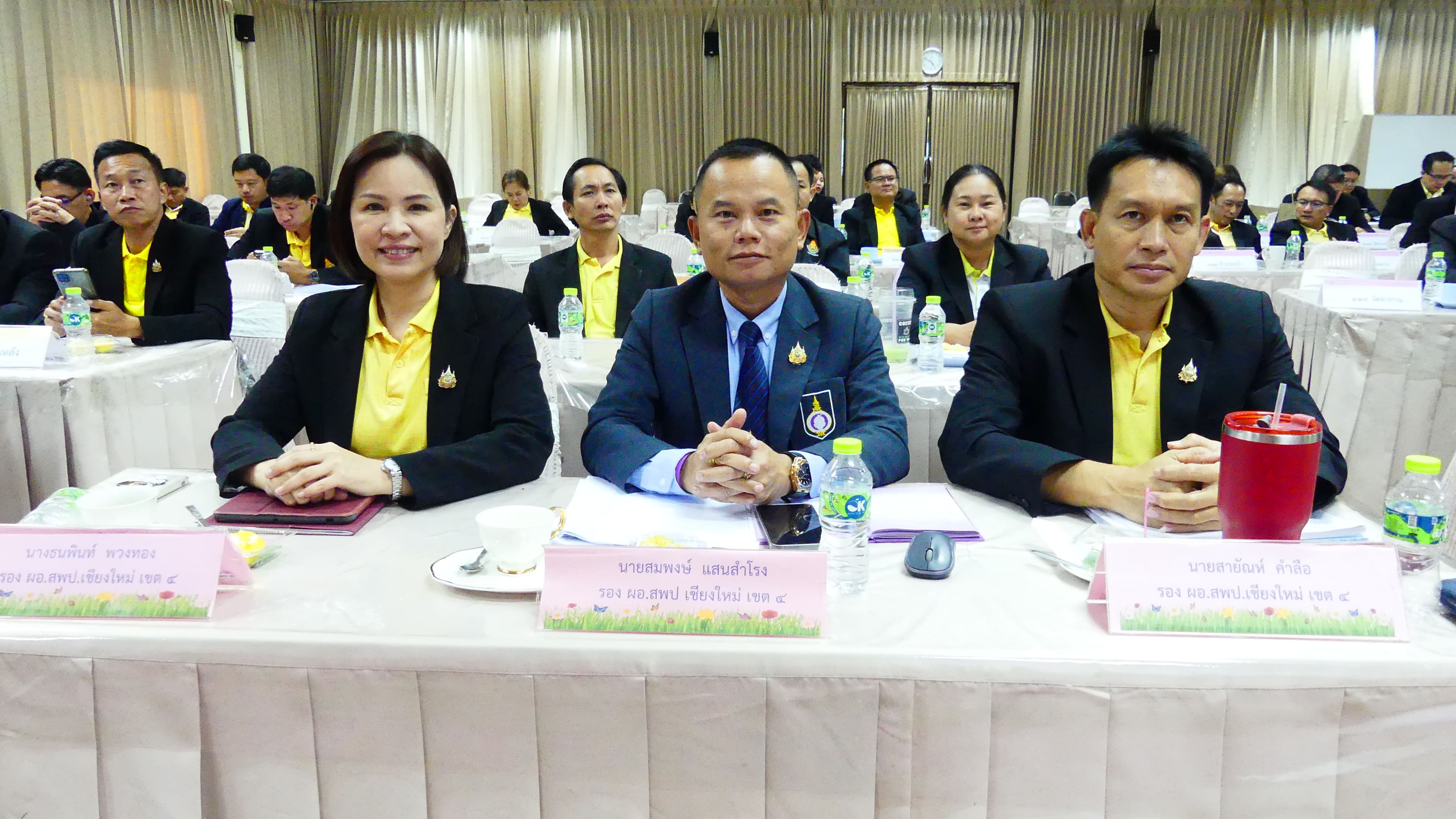 นายสายัณห์ คำลือ นายสมพงษ์ แสนสำโรง และดร.ธนพินท์ พวงทอง รองผู้อำนวยการสำนักงานเขตพื้นที่การศึกษาประถมศึกษาเชียงใหม่ เขต 4 พร้อมด้วยผู้บริหารสถานศึกษา ในสังกัดเข้าร่วมประชุมผู้บริหารหน่วยงานทางการศึกษา กลุ่มจังหวัดภาคเหนือตอนบน 1 และจังหวัดเชียงราย ในการประชุมคณะรัฐมนตรีนอกสถานที่