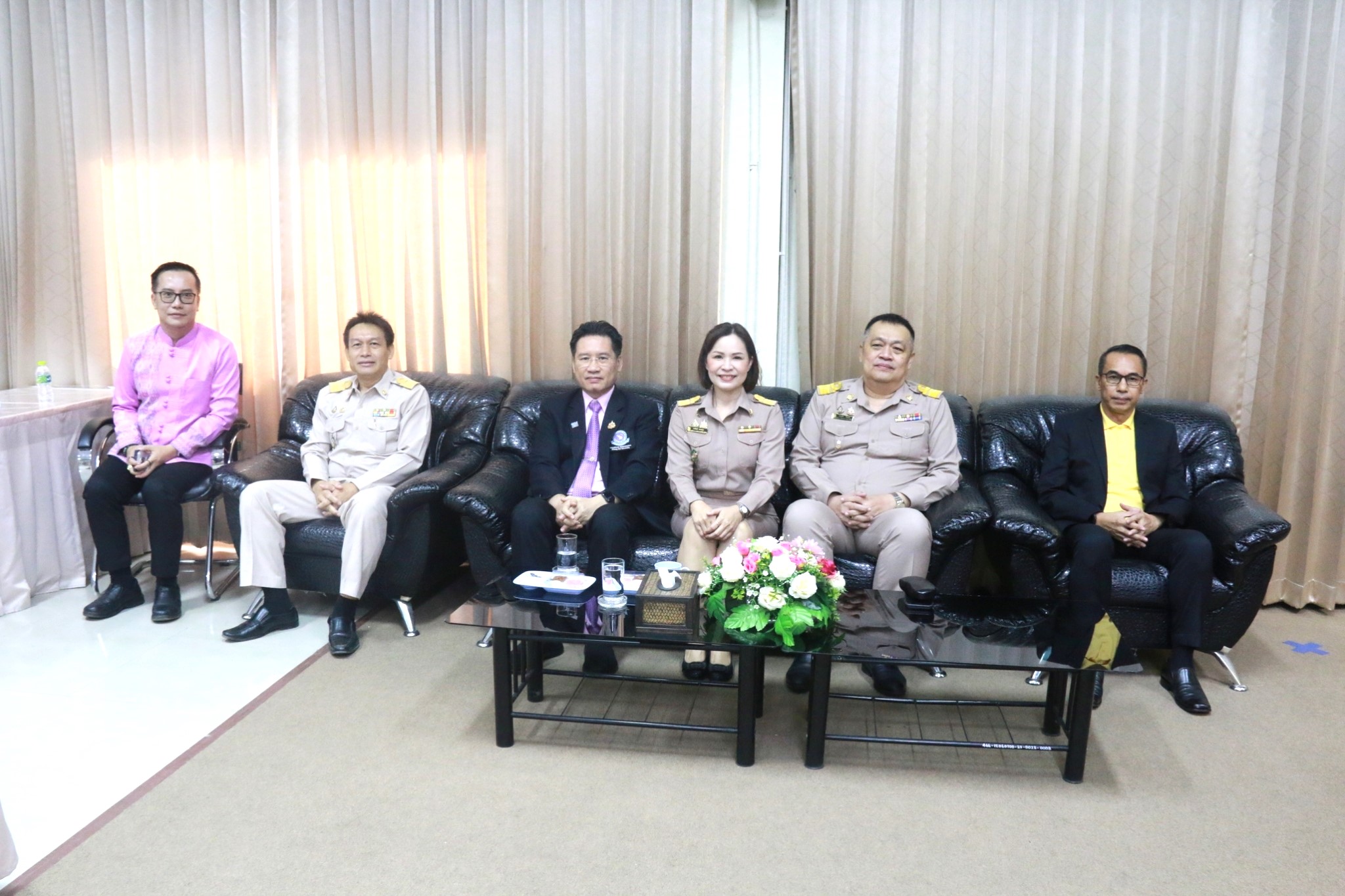 ดร.ชาญชิต ทัพหมี ผู้อำนวยการสำนักงานเขตพื้นที่การศึกษาประถมศึกษาเชียงใหม่ เขต 4 พร้อมด้วยบุคลากรในสังกัด ให้การต้อนรับ ดร.นพพร เดชชิต ผู้อำนวยสำนักงานเขตพื้นที่การศึกษาประถมศึกษาแม่ฮ่องสอน เขต 2  และคณะ ร่วมแสดงความยินดีกับ ดร.ธนพินท์ พวงทอง