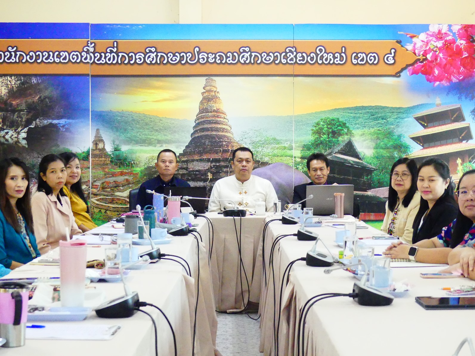 ดร.ชาญชิต ทัพหมี ผู้อำนวยการสำนักงานเขตพื้นที่การศึกษาประถมศึกษาเชียงใหม่ เขต 4 พร้อมด้วยทีมบริหารสำนักงานเขตพื้นที่การศึกษาประถมศึกษาเชียงใหม่ เขต 4 และข้าราชการครูและบุคลากรทางการศึกษา เข้าร่วมการประชุมเชิงปฏิบัติการวิเคราะห์โครงการประจำปีงบประมาณ พ.ศ.2568