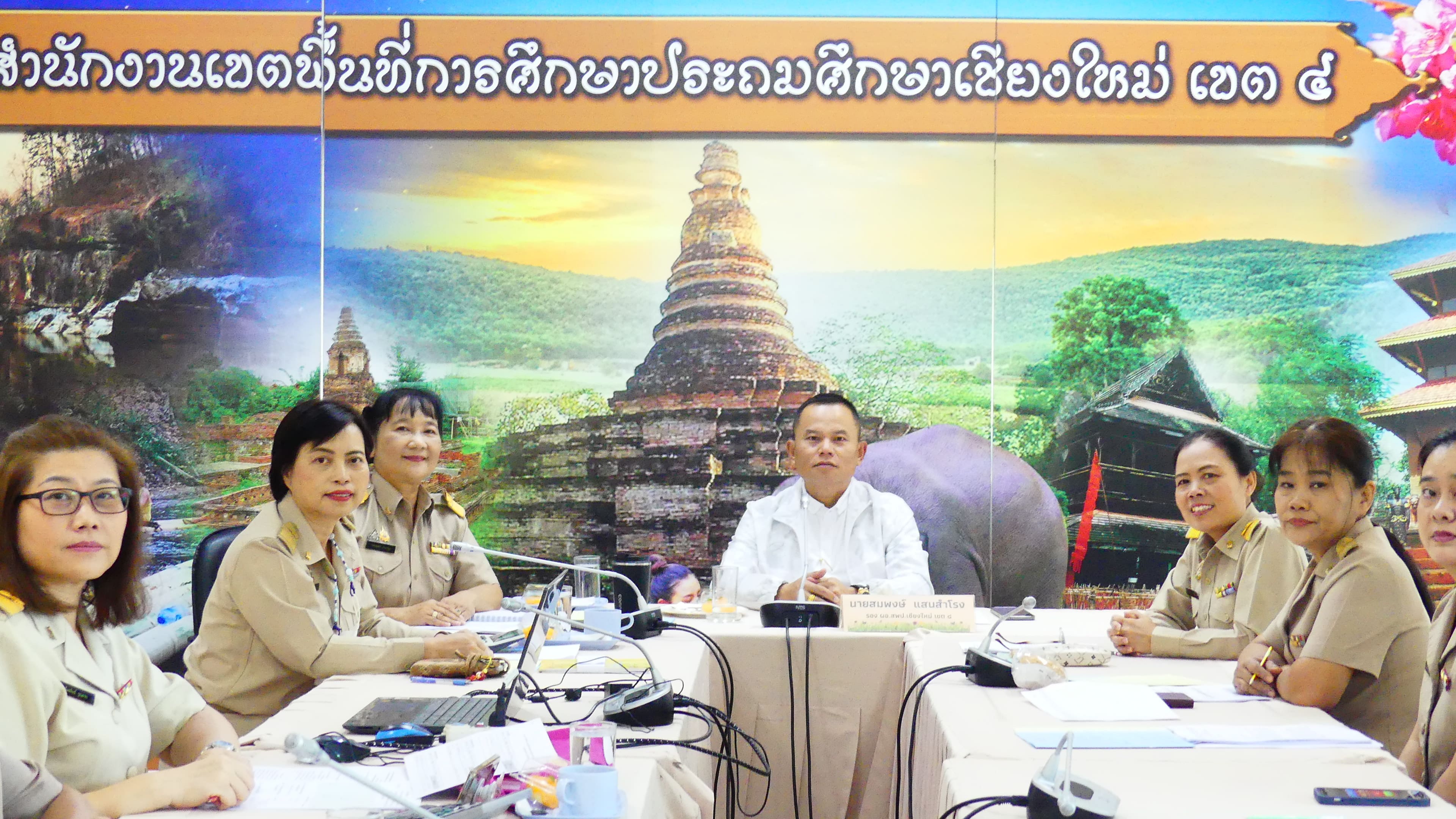 นายสมพงษ์ แสนสำโรง รองผู้อำนวยการสำนักงานเขตพื้นที่การศึกษา เป็นประธานการประชุมคณะกรรมการเตรียมความพร้อม การคัดเลือกนักเรียนและสถานศึกษาเพื่อรับรางวัลพระราชทาน ระดับการศึกษาขั้นพื้นฐาน ประจำปี พ.ศ. 2567