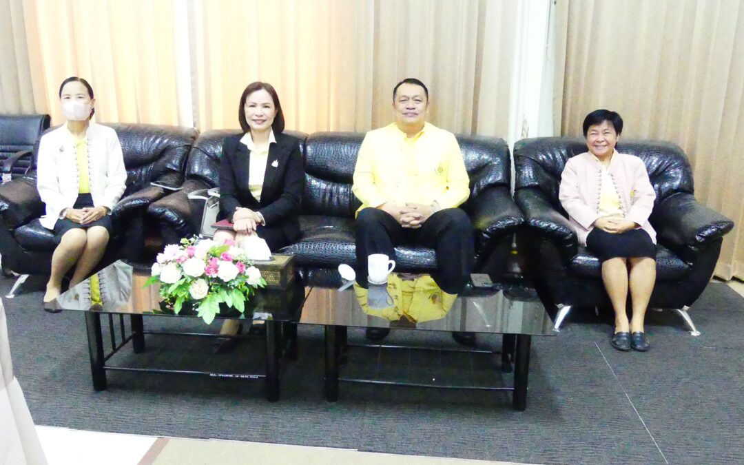 ดร.ชาญชิต ทัพหมี ผู้อำนวยการ สพป.ชม 4 เป็นประธานในพิธีเปิดการอบรมพัฒนาผู้บริหารสถานศึกษา ครูและบุคลากร ในสังกัด เรื่องการเตรียมความพร้อมของสถานศึกษาเพื่อรับการประเมินคุณภาพภายนอก จาก สมศ. ของโรงเรียนในสังกัด สพป.ชม 4