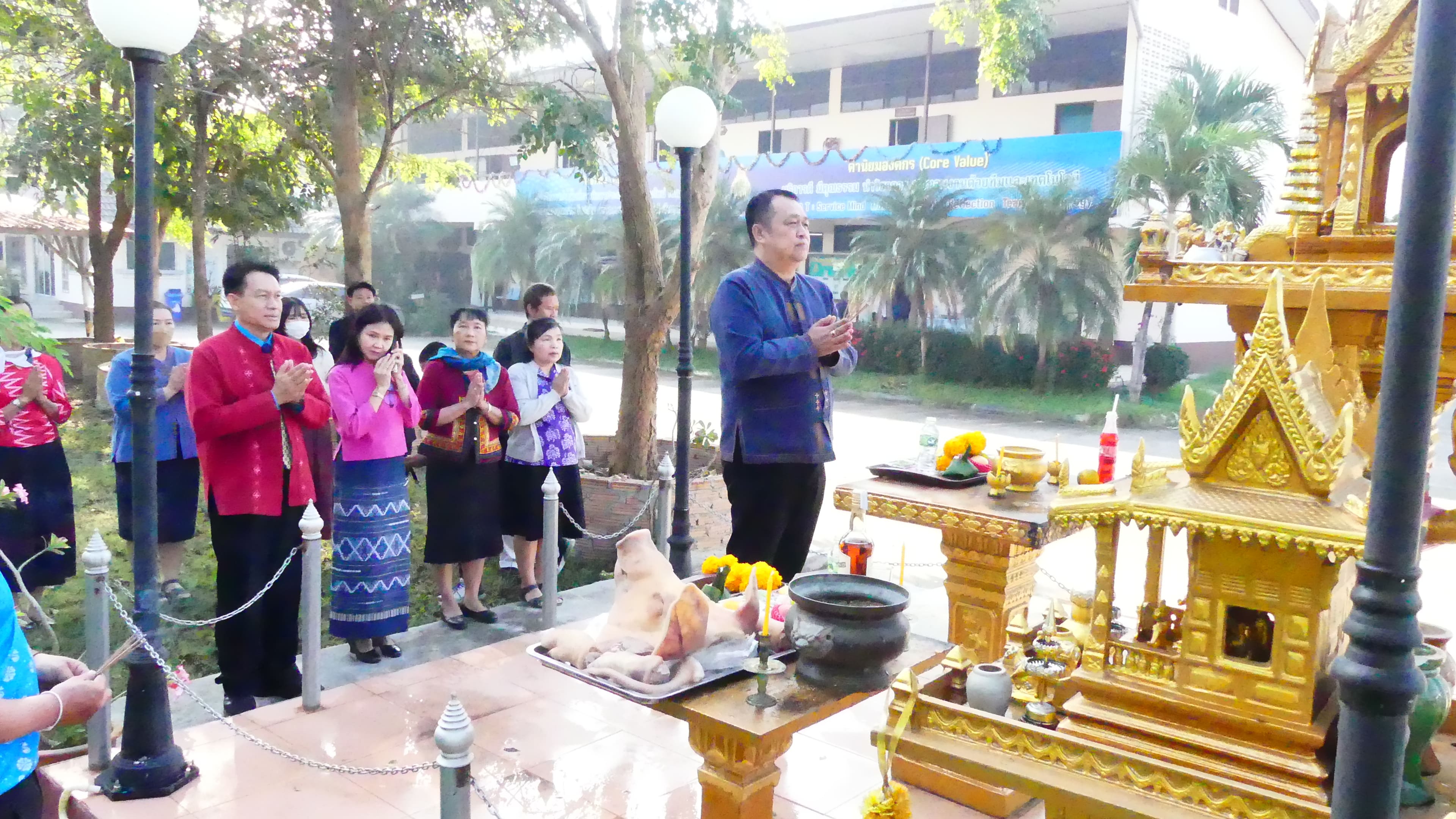 ดร.ชาญชิต ทัพหมี ผู้อำนวยการสำนักงานเขตพื้นที่การศึกษาประถมศึกษาเชียงใหม่ เขต 4 นำข้าราชการครูและบุคลากรทางการศึกษา ในสังกัด ประกอบพิธีสักการะบูชาพระภูมิเจ้าที่และสิ่งศักดิ์สิทธิ์ เนื่องในวันส่งท้ายปีเก่าต้อนรับปีใหม่ 2568