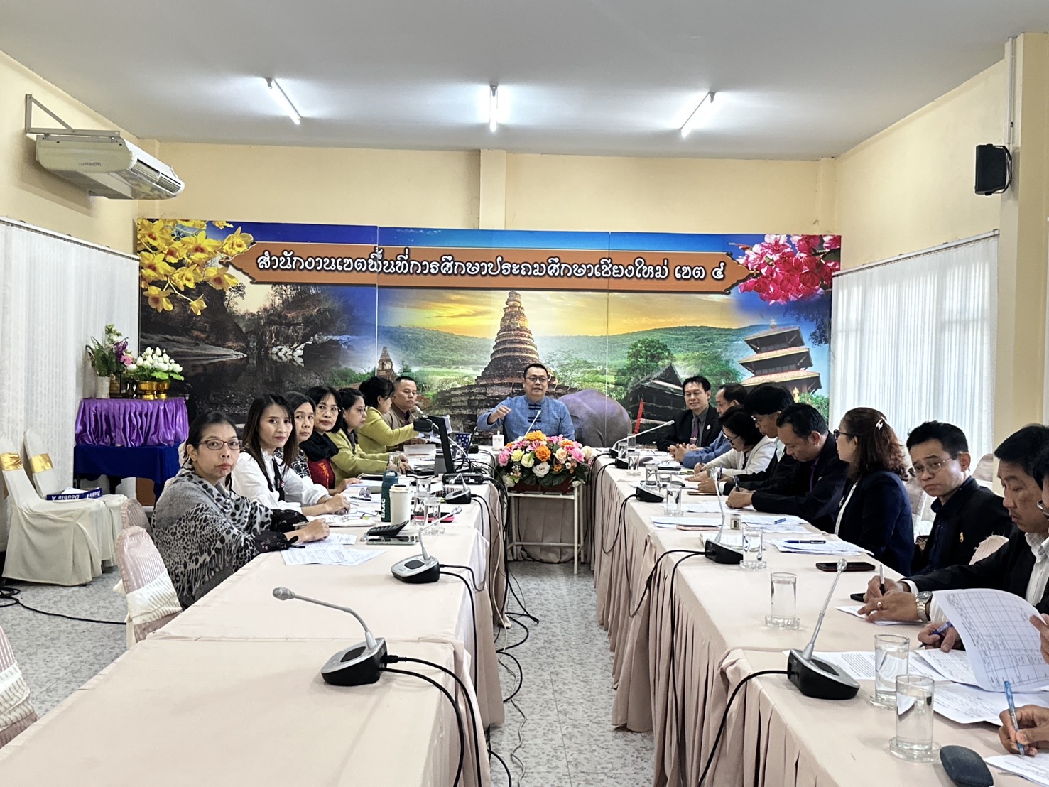 ดร.ชาญชิต ทัพหมี ผู้อำนวยการสำนักงานเขตพื้นที่การศึกษาประถมศึกษาเชียงใหม่ เขต 4 เป็นประธาน  การประชุมคณะกรรมการพิจารณาจัดตั้งงบประมาณประจำปี 2569 งบลงทุน รายการค่าครุภัณฑ์ ที่ดินและสิ่งก่อสร้าง