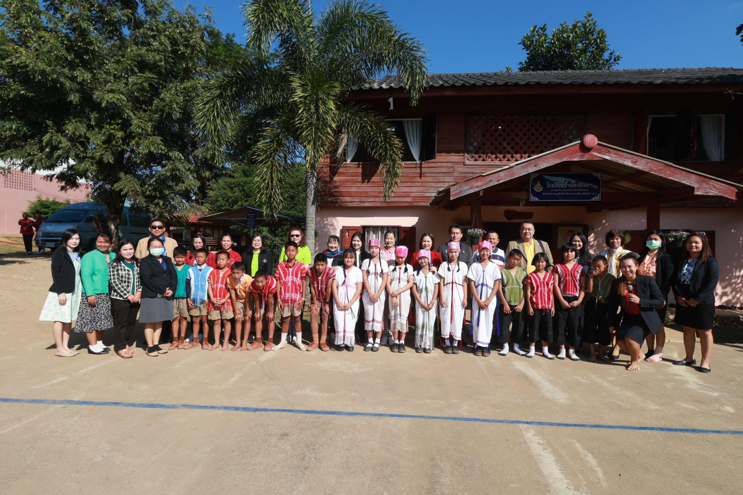 ดร.ชาญชิต ทัพหมี ผู้อำนวยการสำนักงานเขตพื้นที่การศึกษาประถมศึกษาเชียงใหม่ เขต 4 พร้อมด้วยทีมบริหารสำนักงานเขตพื้นที่การศึกษาประถมศึกษาเชียงใหม่ เขต 4 ลงพื้นที่ตรวจเยี่ยมโรงเรียนในอำเภอแม่วาง จังหวัดเชียงใหม่