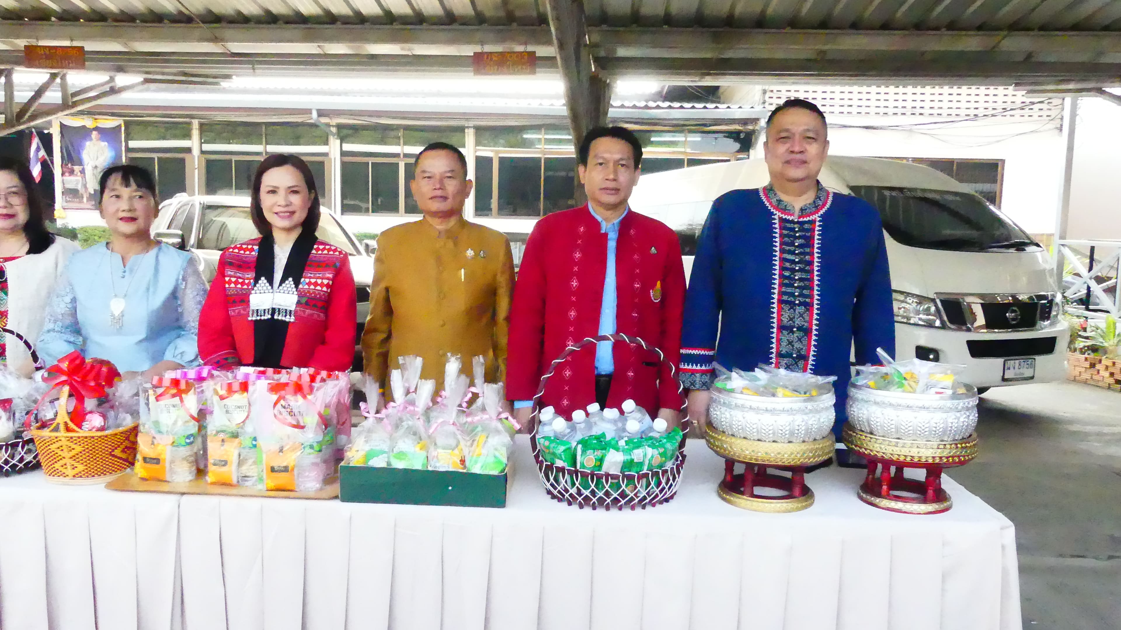 สำนักงานเขตพื้นที่การศึกษาประถมศึกษาเชียงใหม่ เขต 4 จัดกิจกรรมทำบุญตักบาตร ข้าวสารอาหารแห้ง แด่พระภิกษุสงฆ์ สามเณร จำนวน 9 รูป เนื่องในโอกาสเทศกาลปีใหม่ พ.ศ. 2568