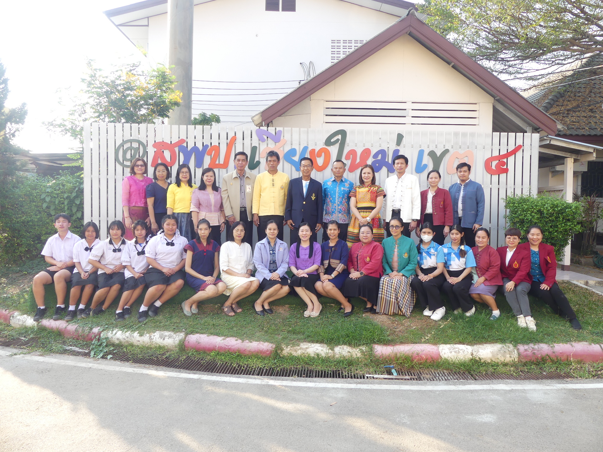 ท่านนุรักษ์ มาประณีต องคมนตรี มอบอุปกรณ์กีฬา ให้กับโรงเรียนในเขตพื้นที่จังหวัดเชียงใหม่