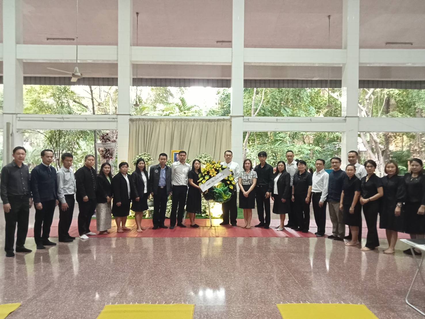 วางพวงหรีดเคารพศพ คุณพ่อทอง ขันคำ