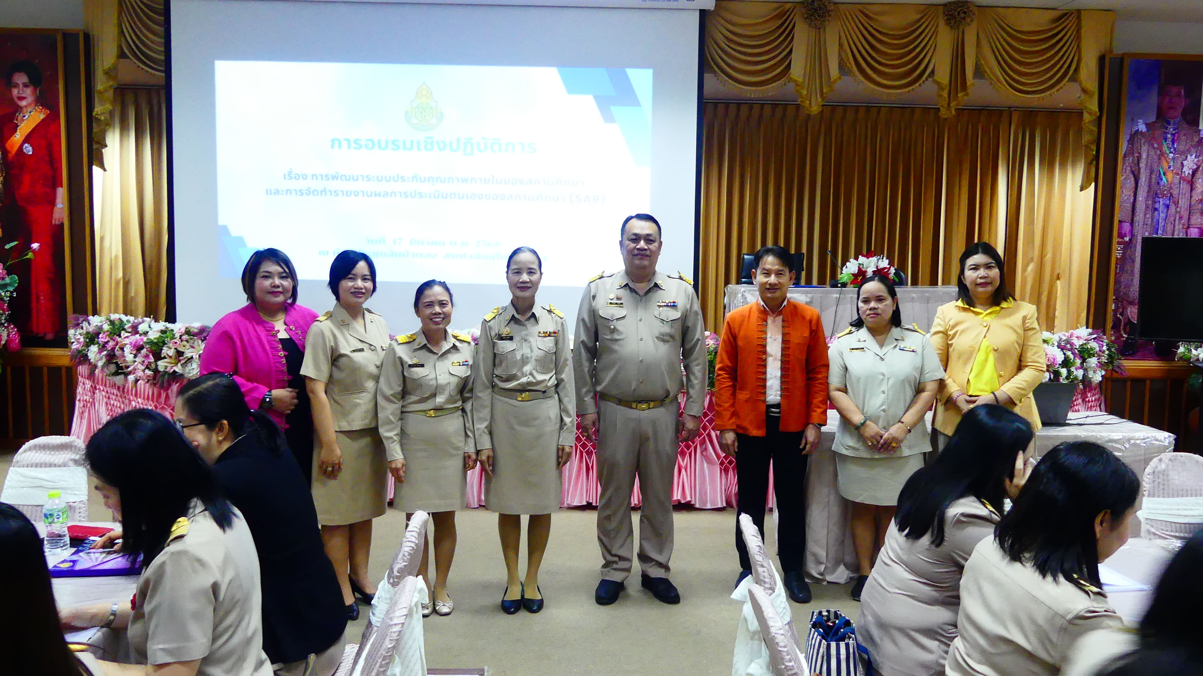 ดร.ชาญชิต ทัพหมี ผู้อำนวยการสำนักงานเขตพื้นที่การศึกษาประถมศึกษาเชียงใหม่ เขต 4 เป็นประธานในพิธีเปิดการอบรมเชิงปฏิบัติการ เรื่อง การพัฒนาระบบประกันคุณภาพภายในของสถานศึกษาและการจัดทำรายงานผล การประเมินตนเองของสถานศึกษา (SAR)