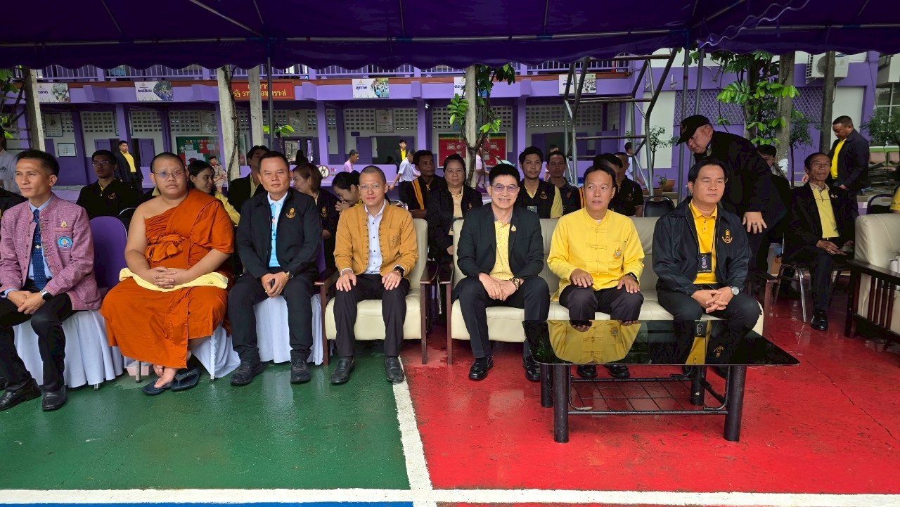 นายสมพงษ์ แสนสำโรง รองผู้อำนวยการสำนักงานเขตพื้นที่การศึกษาประถมศึกษาเชียงใหม่ เขต 4 เข้าร่วมพิธีเปิดปฏิบัติการ Kick-off นักเรียนเชียงใหม่ปลอดภัยห่างไกลบุหรี่ไฟฟ้าและยาเสพติด