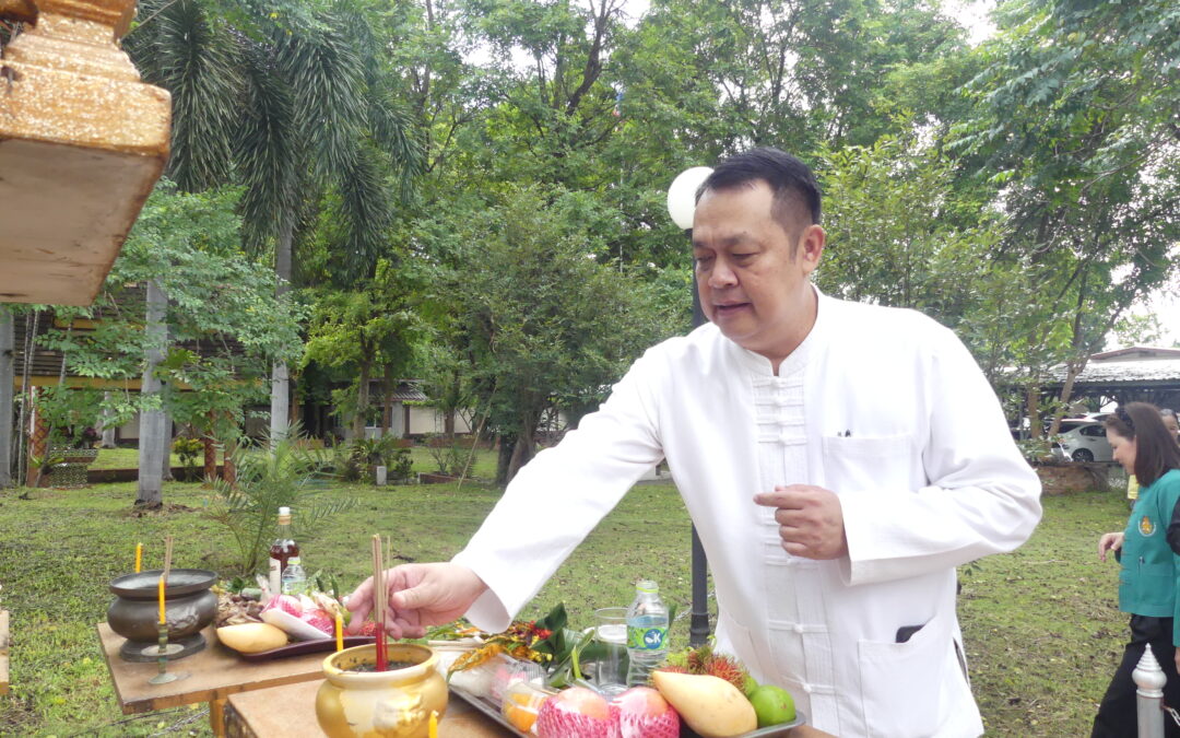 ดร.ชาญชิต ทัพหมี ผอ. สพป.เชียงใหม่ เขต 4 นำคณะ รอง ผอ. สพป.เชียงใหม่ เขต 4 ผู้อำนวยการกลุ่ม/หน่วย และบุคลากรในสังกัด ร่วมสักการะพระภูมิเจ้าที่ สิ่งศักดิ์สิทธิ์ ประจำ สพป.เชียงใหม่ เขต 4