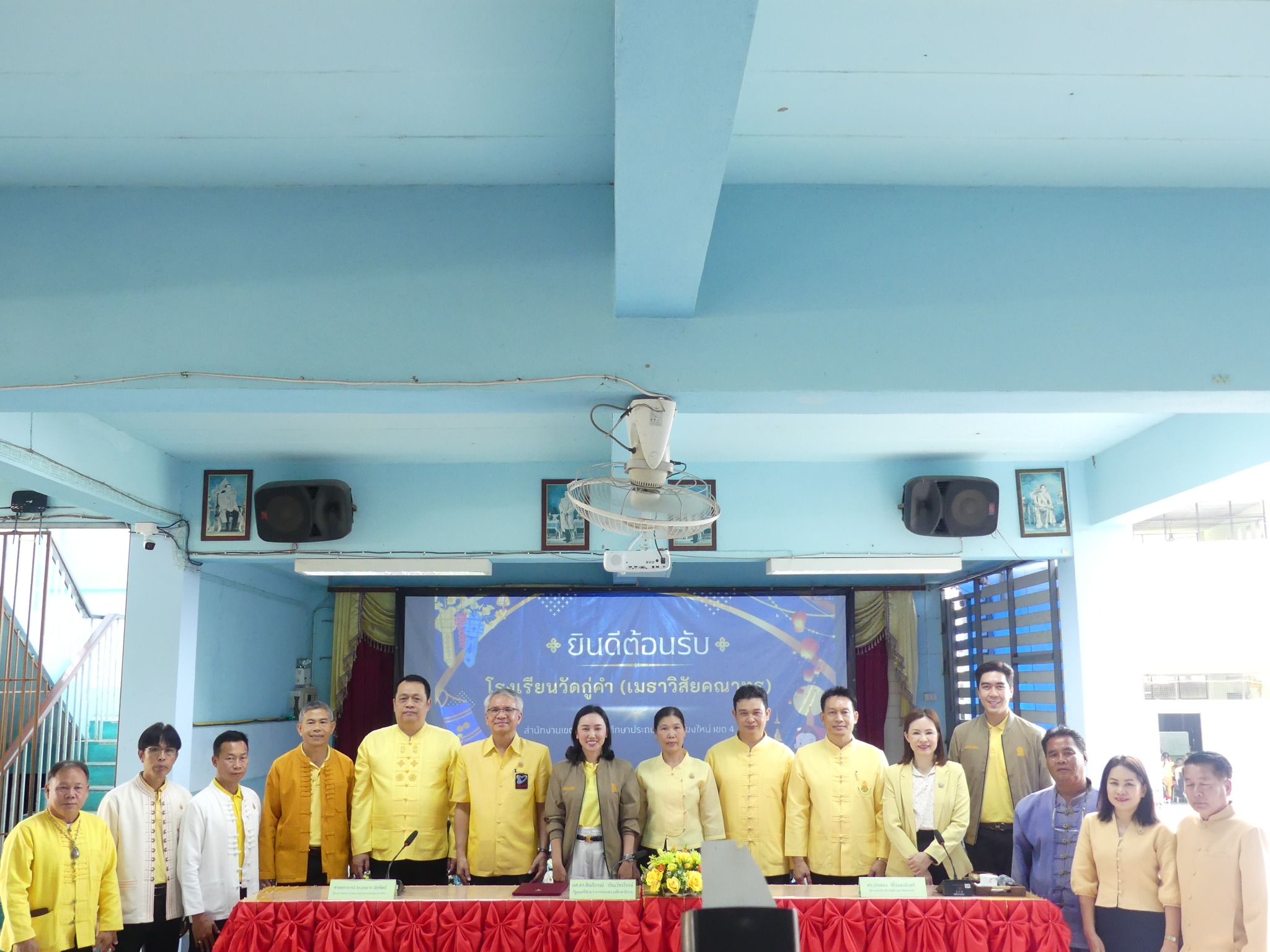 ผศ.ดร.ลิณธิภรณ์ วริณวัชรโรจน์ รัฐมนตรีช่วยว่าการกระทรวงศึกษาธิการ พร้อมด้วย ศ.ดร.องอาจ นัยพัฒน์ ผอ.สมศ. สื่อมวลชน และคณะ เยี่ยมชมการดำเนินงานของโรงเรียนวัดกู่คำ (เมธาวิสัยคณาทร) จากการนำผลการประเมินคุณภาพภายนอกมาปรับใช้