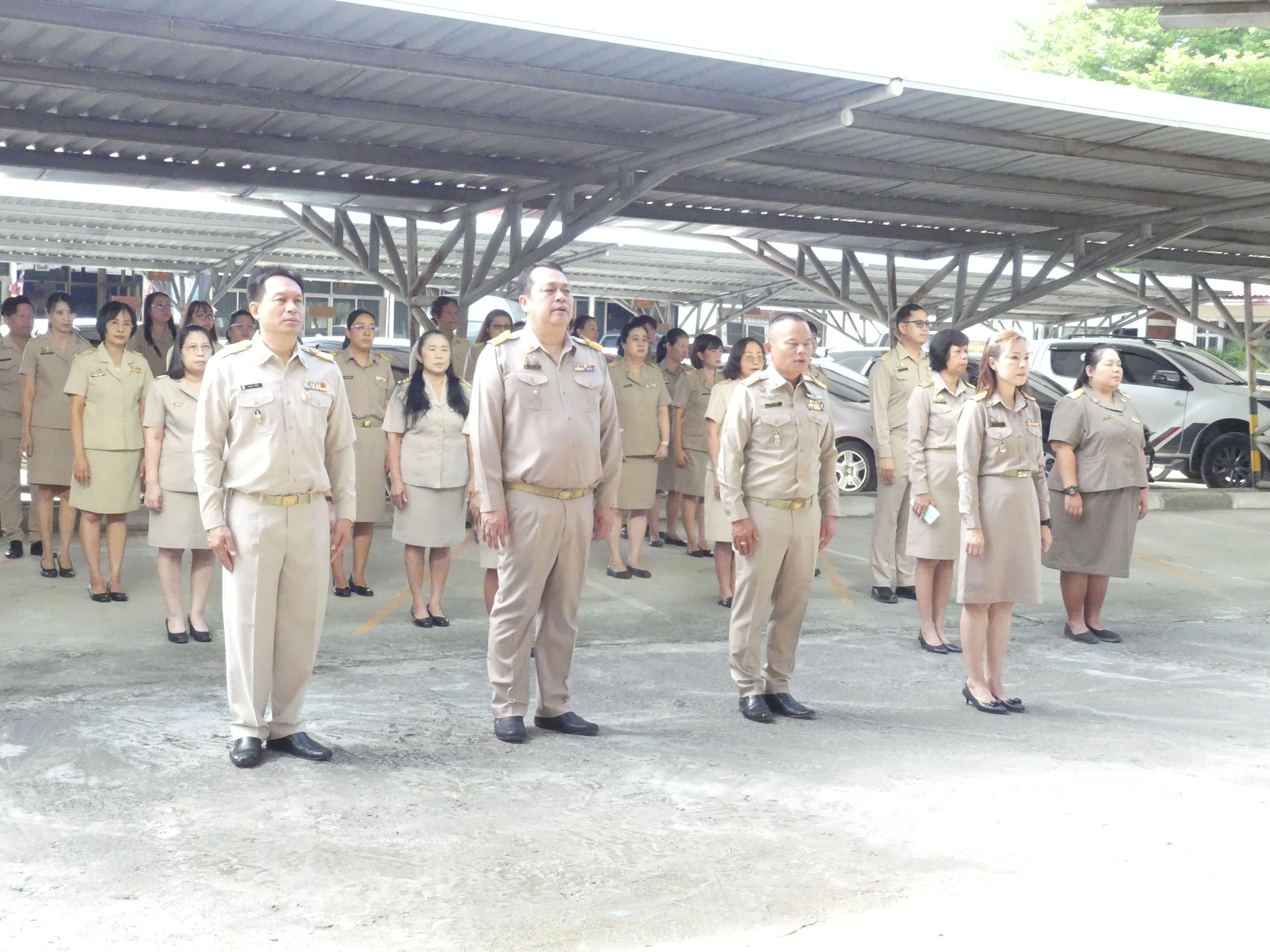 กิจกรรมเข้าแถวเคารพธงชาติ สวดมนต์ ไหว้พระ ร้องเพลงสรรเสริญพระบารมี ร้องเพลงสดุดีจอมราชา และร้องเพลงจำขึ้นใจ เพื่อแสดงความจงรักภักดี ต่อชาติ ศาสนา พระมหากษัตริย์ ณ บริเวณลานหน้าเสาธง สำนักงานเขตพื้นที่การศึกษาประถมศึกษาเชียงใหม่ เขต 4