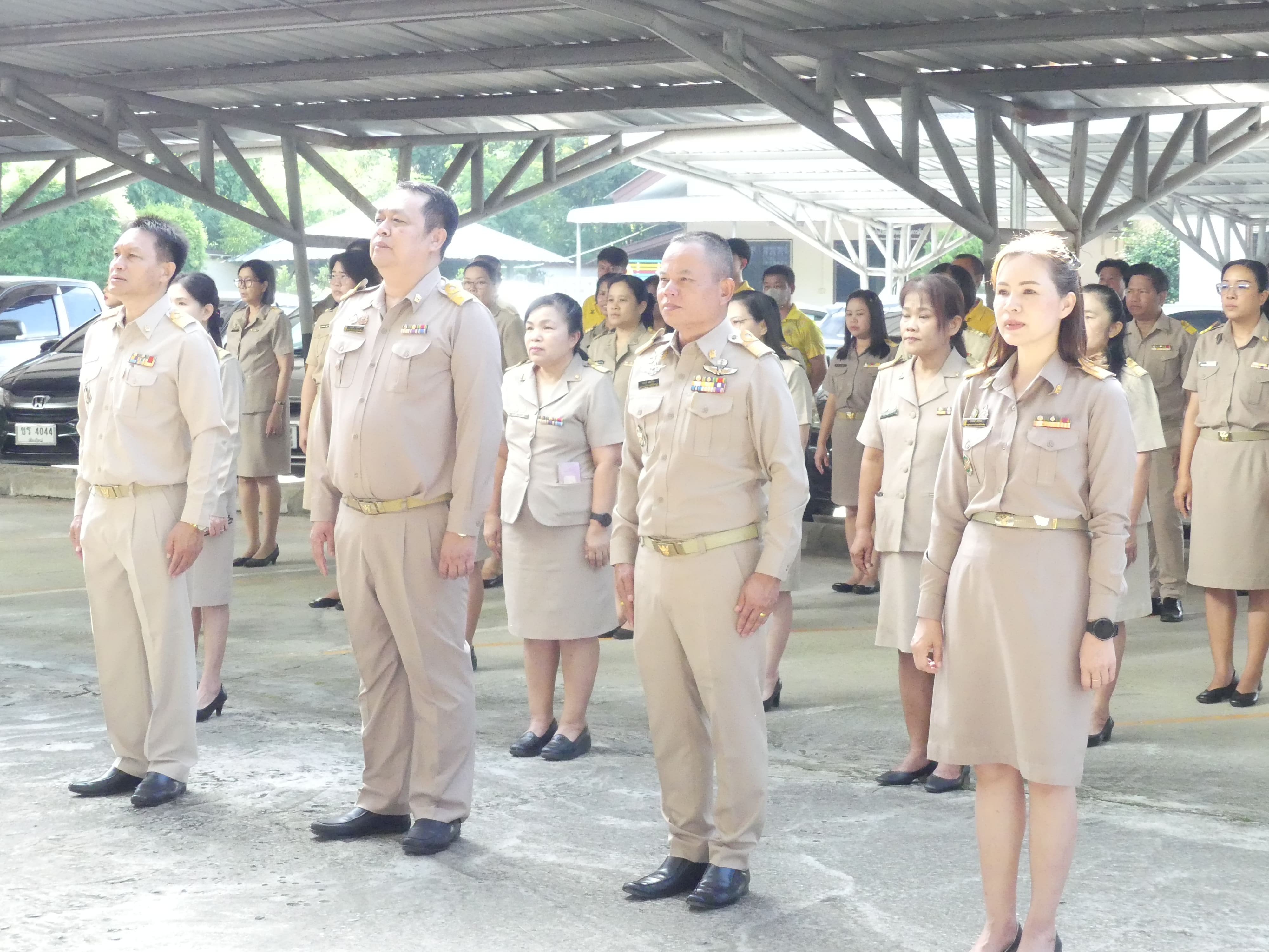 ดร.ชาญชิต ทัพหมี ผู้อำนวยการสำนักงานเขตพื้นที่การศึกษาประถมศึกษาเชียงใหม่ เขต ๔ พร้อมด้วยข้าราชการครูและบุคลากรทางการศึกษา สำนักงานเขตพื้นที่การศึกษาประถมศึกษาเชียงใหม่ เขต ๔ ดำเนินกิจกรรมเข้าแถวเคารพธงชาติ